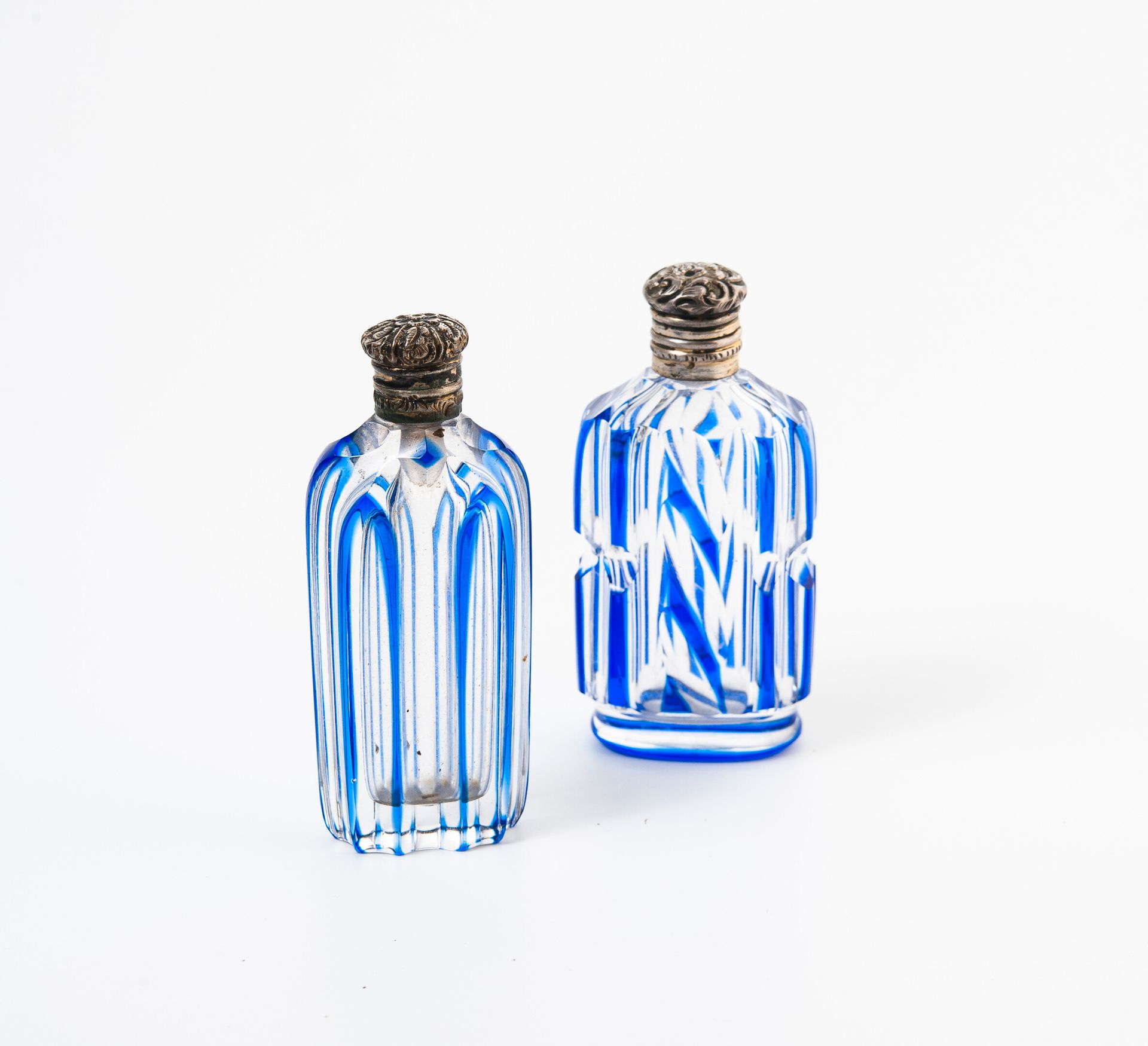 FRANCE, seconde moitié du XIXème siècle 两个盐瓶，无色和蓝色覆盖的水晶体。

银质(800/野猪头)镀金的底座和带花和叶&hellip;