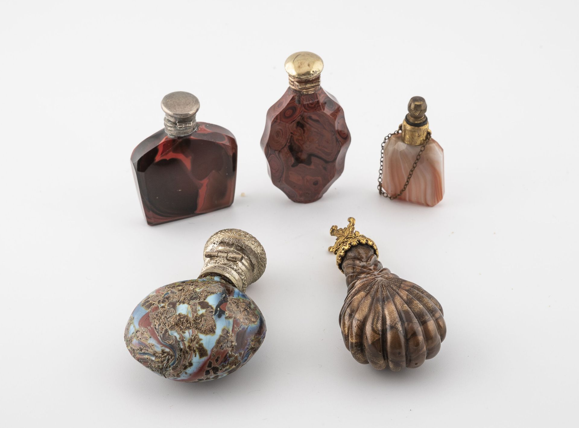 EUROPE, début du XXème siècle 五个盐瓶或香水瓶，瓶身为不同形状的彩色玻璃，模仿坚硬的石头（玛瑙、碧玉、棕色砂金石......）。
&hellip;