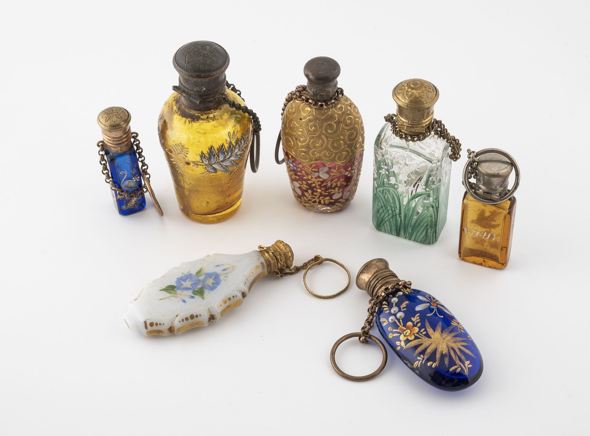 France et divers, XXème siècle 七个盐瓶，包括两个小的，瓶身为无色、蓝色、琥珀色、红色或白色的不透明玻璃，上面有多色和镀金的装饰，&hellip;