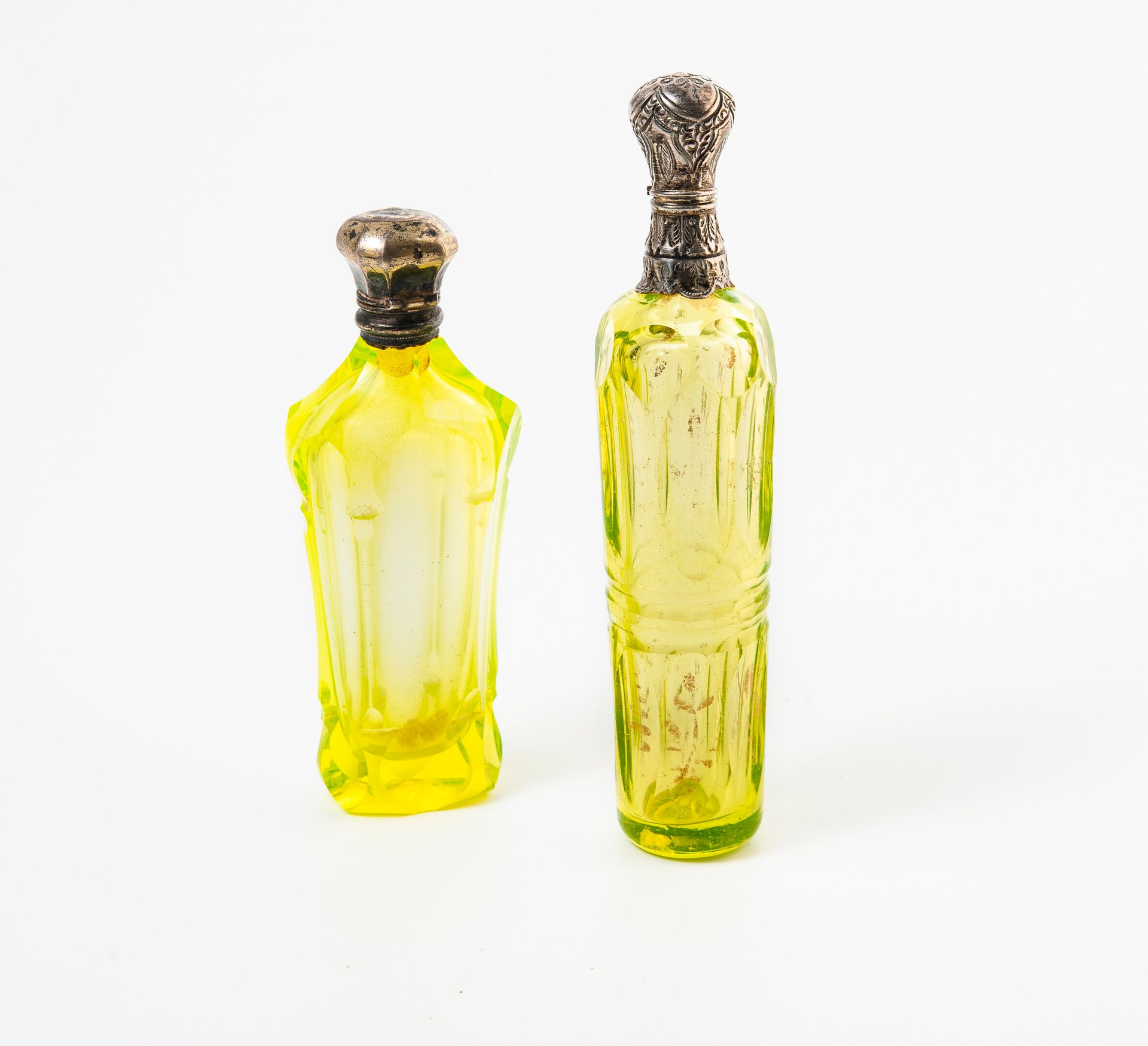 FRANCE, seconde moitié du XIXème siècle 两个盐瓶的主体是黄色的玻璃或水晶，大的那个有金色的图案。

铰链式银质（800/&hellip;
