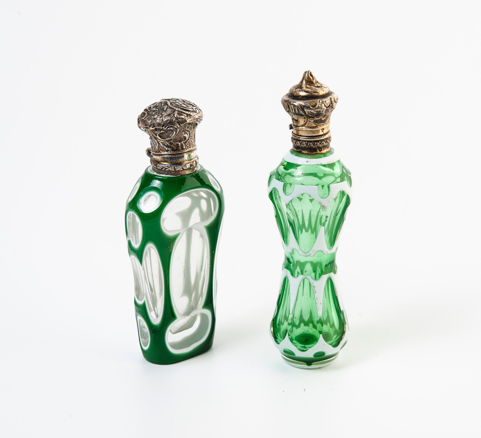 FRANCE, seconde moitié du XIXème siècle 两个盐瓶或香水瓶，无色、白色和绿色的不透明覆膜水晶体。

银质（800/野猪头或&hellip;