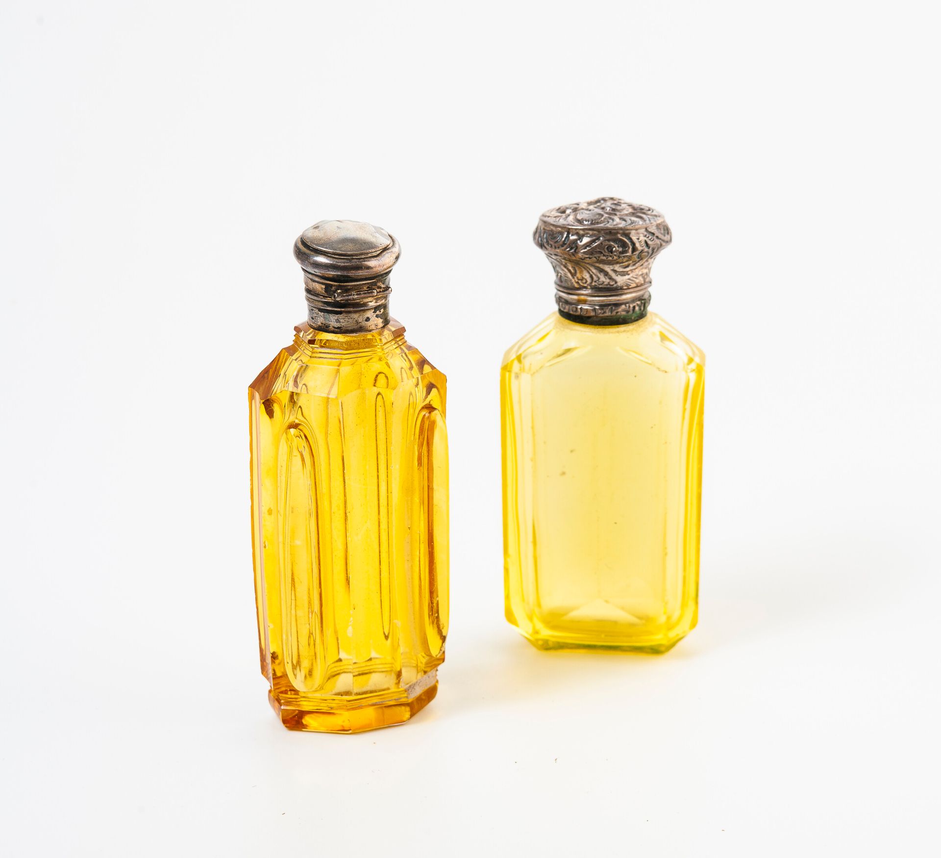 FRANCE, seconde moitié du XIXème siècle 两个盐瓶，瓶身为黄色有色玻璃或水晶。

银制（800/野猪头或天鹅头）铰链座和塞&hellip;