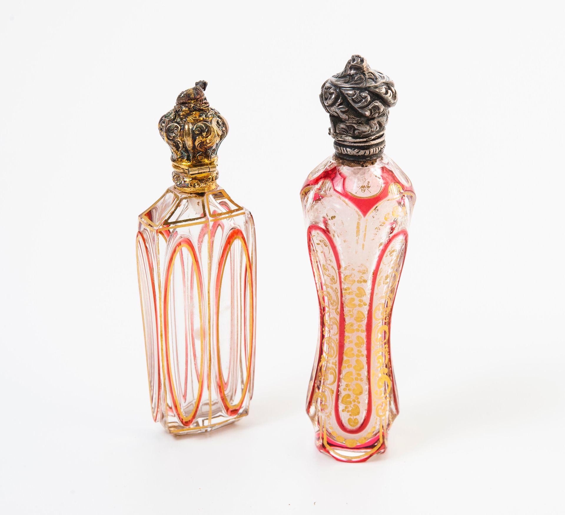 FRANCE, seconde moitié du XIXème siècle 两个盐瓶，无色和红色或粉色覆盖的水晶体，镀金丝和滚动。

白色或镀金银（800/&hellip;