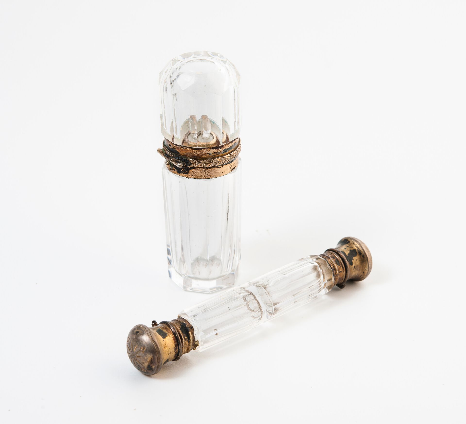 FRANCE, seconde moitié du XIXème ou début du XXème siècle 两个无色水晶切割的盐瓶或香水瓶，一个是双层的&hellip;