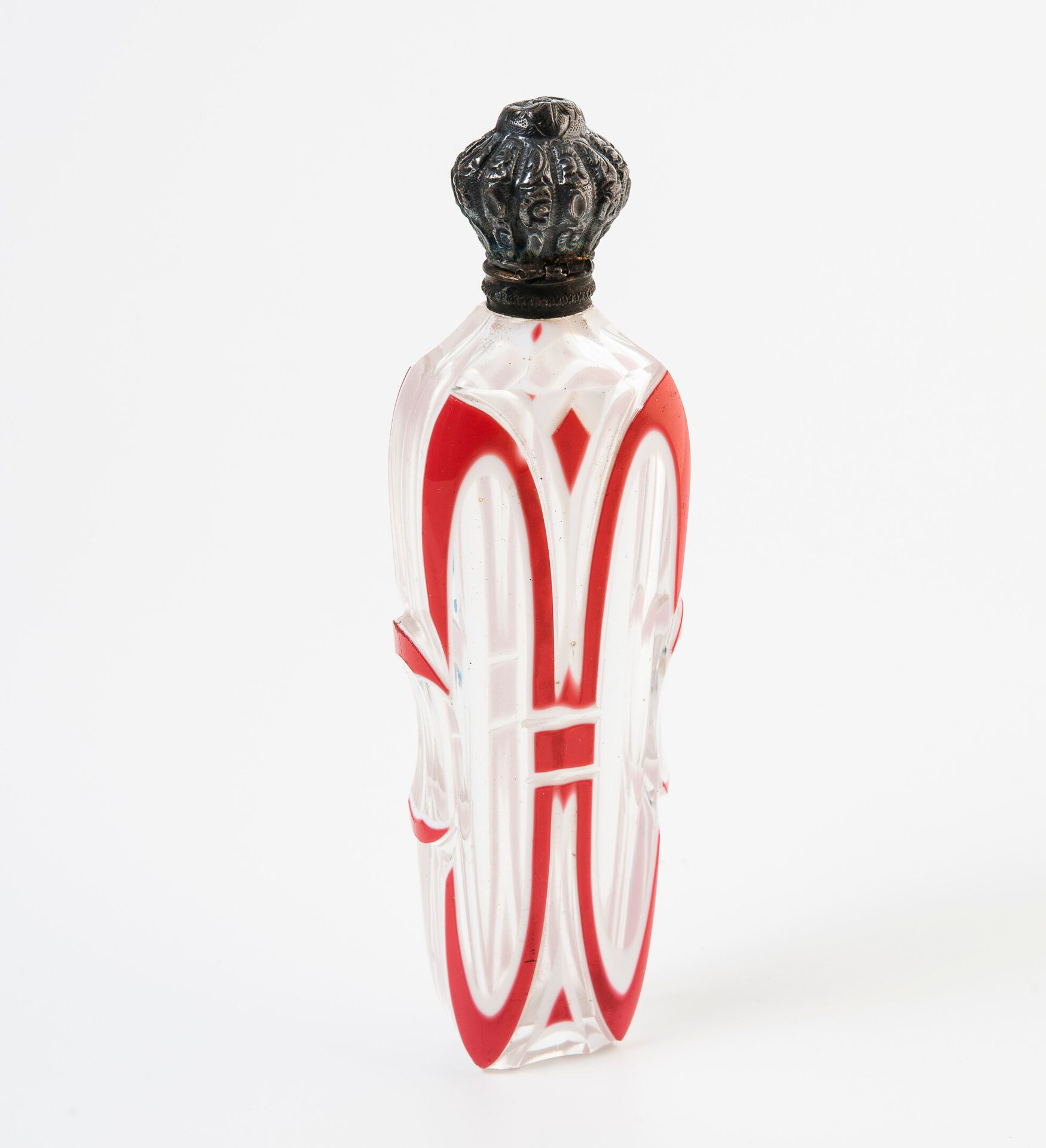 FRANCE, seconde moitié du XIXème siècle 一件大的盐瓶，主体是无色和白色以及不透明的粉红色套玻璃。

银质（800/野猪头&hellip;