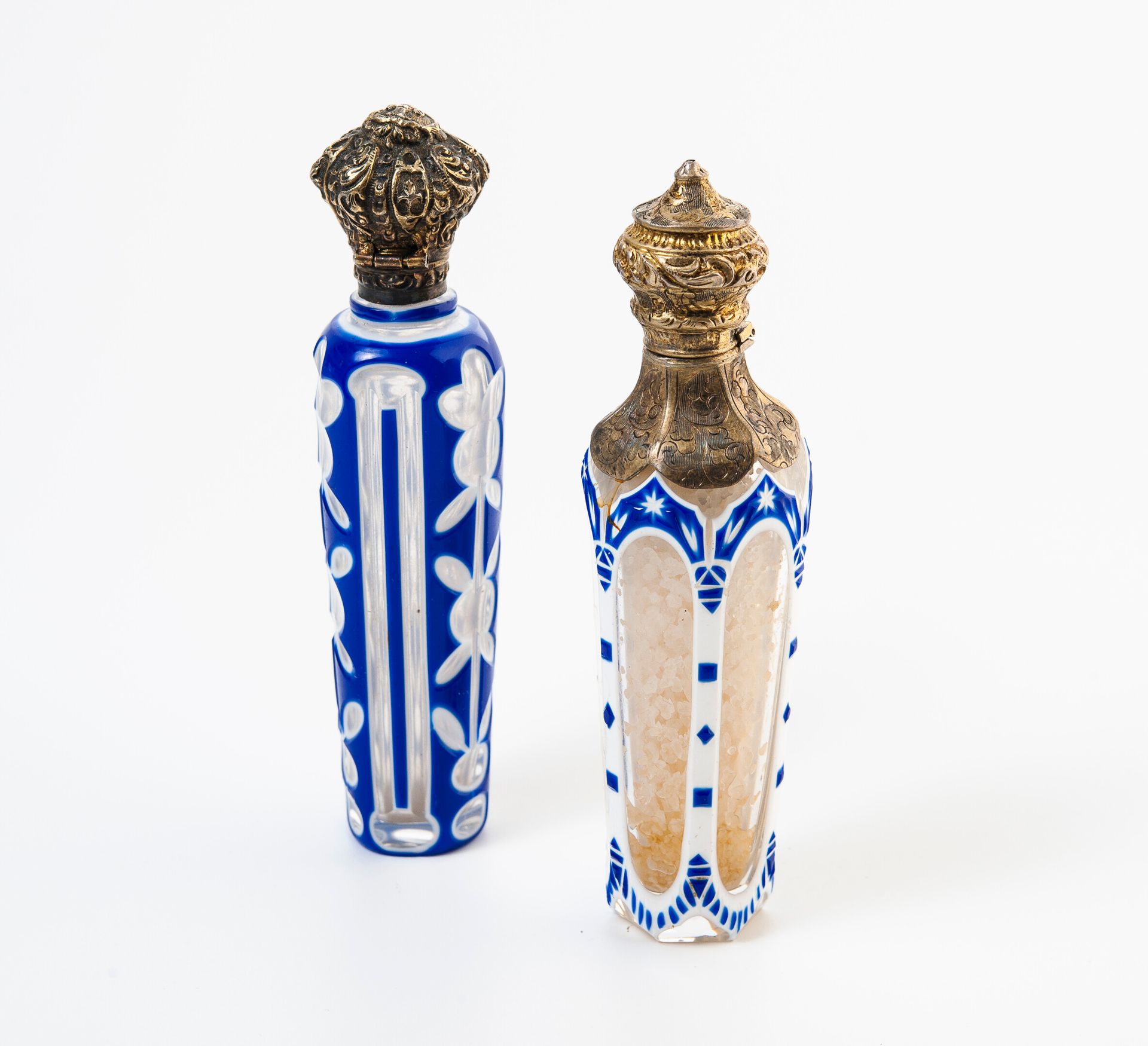 FRANCE, seconde moitié du XIXèe siècle Two salt bottles with bodies in colorless&hellip;