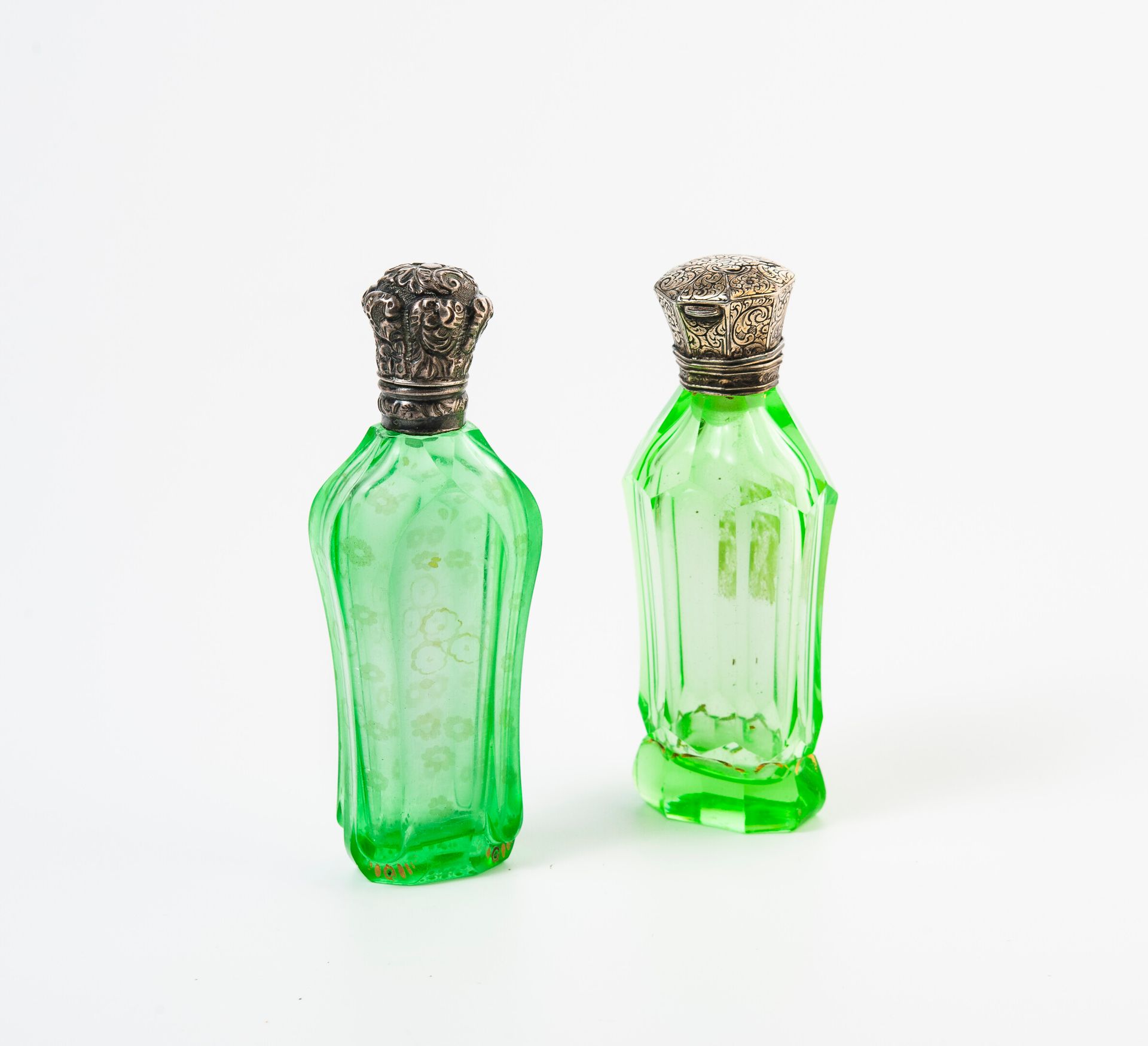 FRANCE, seconde moitié du XIXème siècle 两个盐瓶，绿色有色玻璃或水晶体，金色亮点，其中一个刻有花朵。

白银或鎏金银（8&hellip;