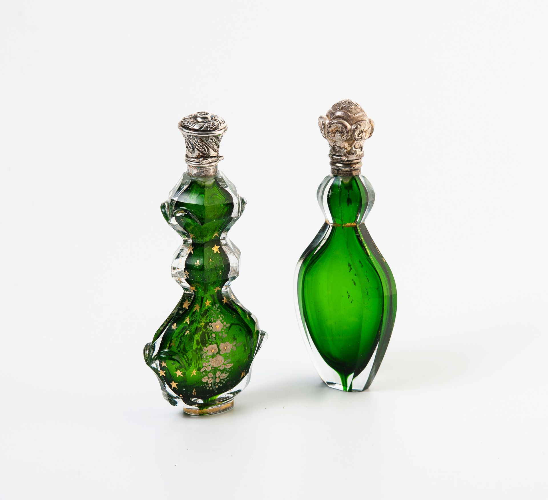 FRANCE, seconde moitié du XIXème siècle 两件盐瓶，无色水晶体（内衬），绿色内壁，一件装饰有半金星和白色花枝，另一件装饰有&hellip;