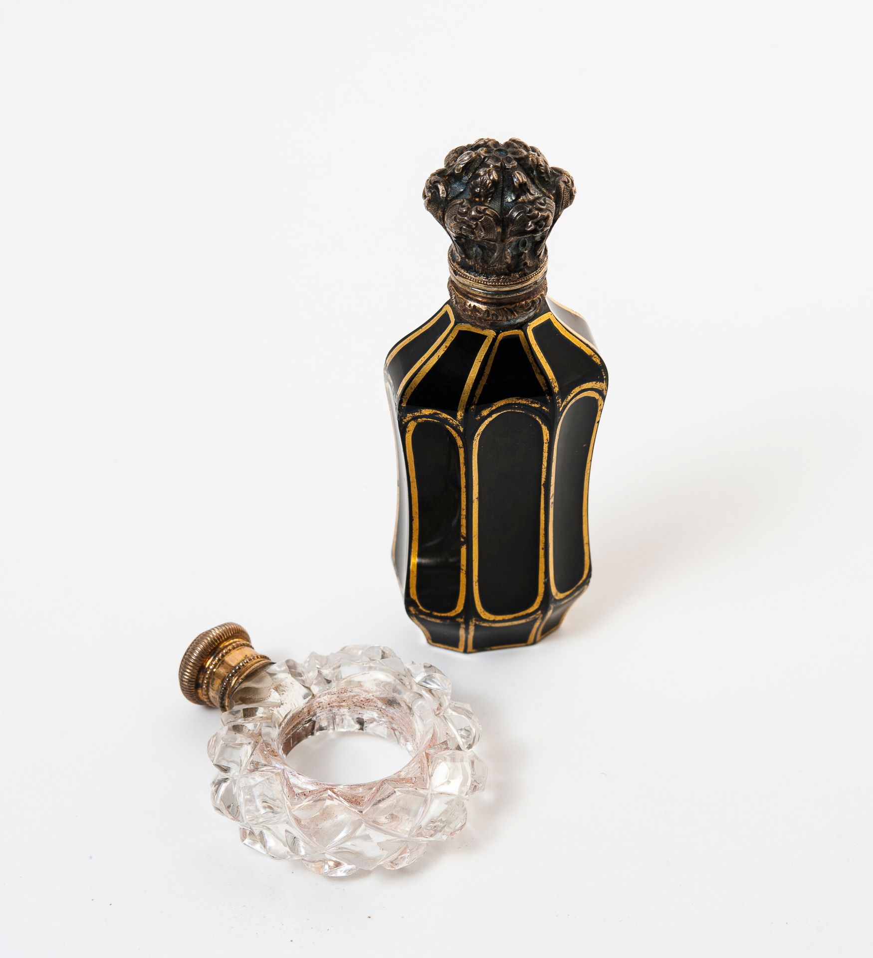 FRANCE, XIXEME SIECLE 两个盐瓶:

- 一个有环形主体的水晶或无色玻璃切割成钻石点。

- 一个是黑色的水晶体，一个是金色的线。

银制(&hellip;