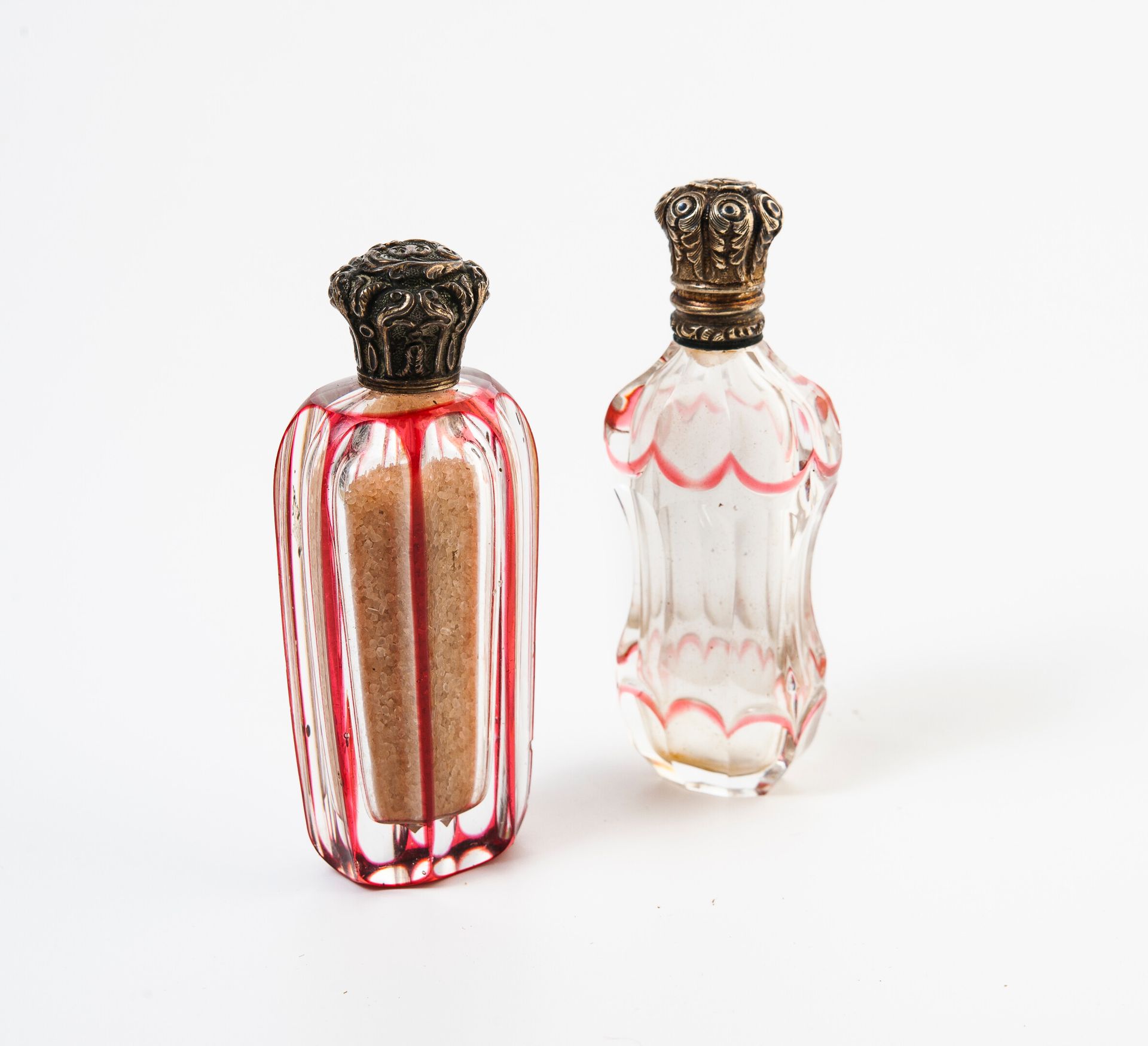 FRANCE, seconde moitié du XIXème siècle 两只盐瓶，无色和粉色覆盖的水晶体。

铰链上的安装和塞子为鎏金银（800/野猪头&hellip;