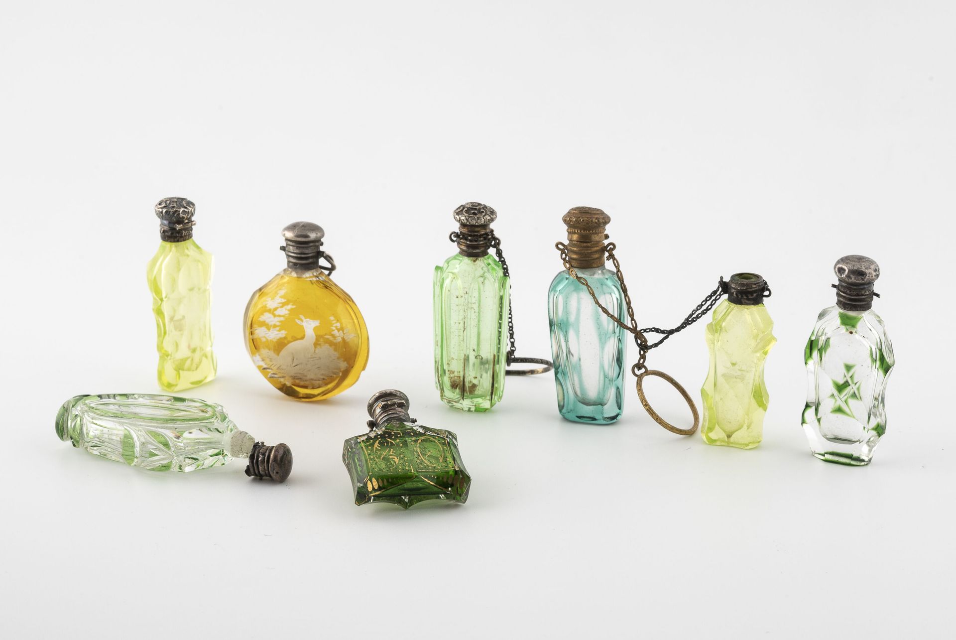 FRANCE, seconde moitié du XIXème siècle 八个小盐瓶或香水瓶，有不同形状的彩色水晶主体。

- 三是叠加（双层）无色和绿色&hellip;