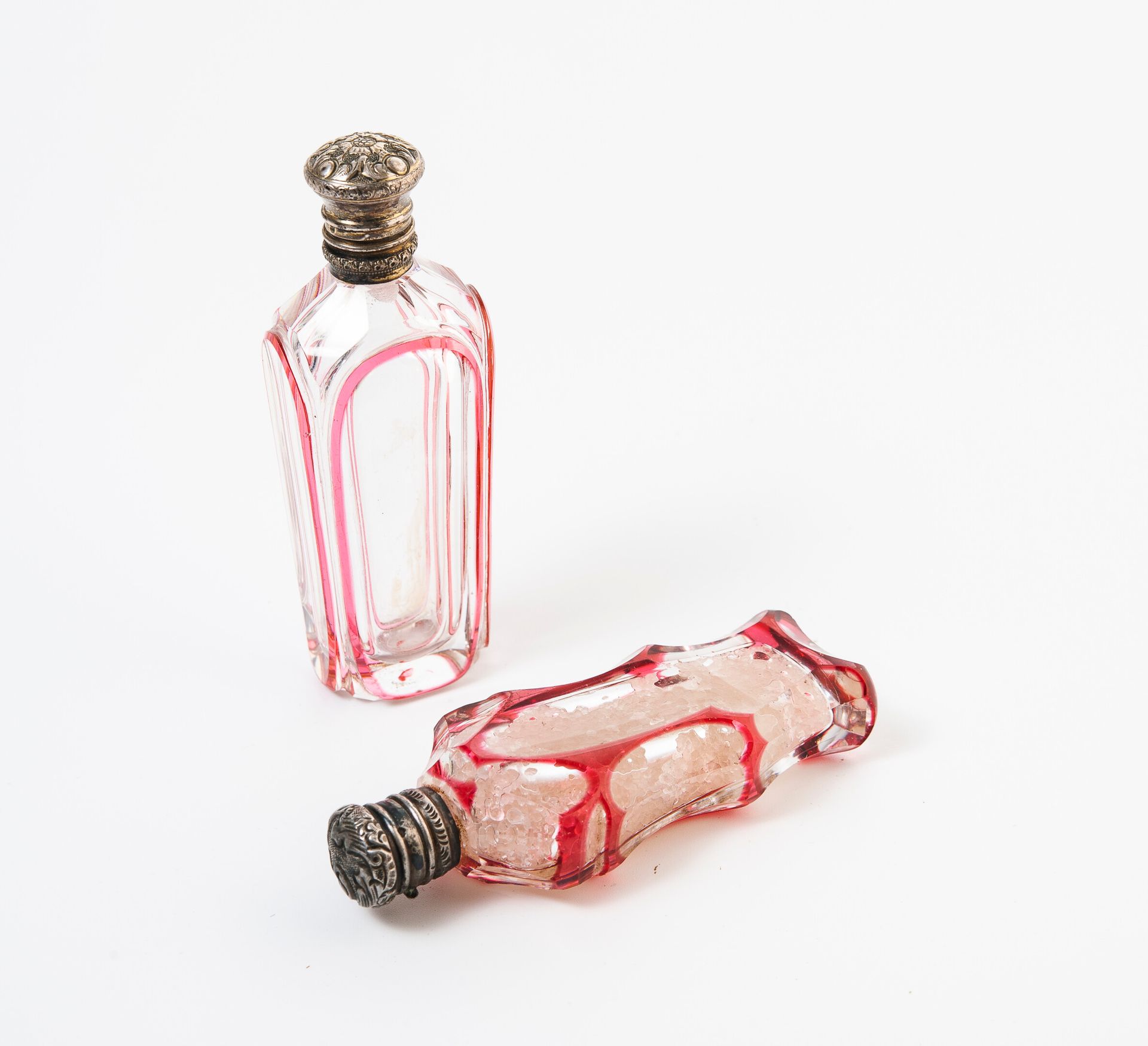FRANCE, seconde moitié du XIXème siècle 两只盐瓶，无色和粉色覆盖的水晶体。

白色和鎏金银（800/野猪头）铰链式安装和&hellip;