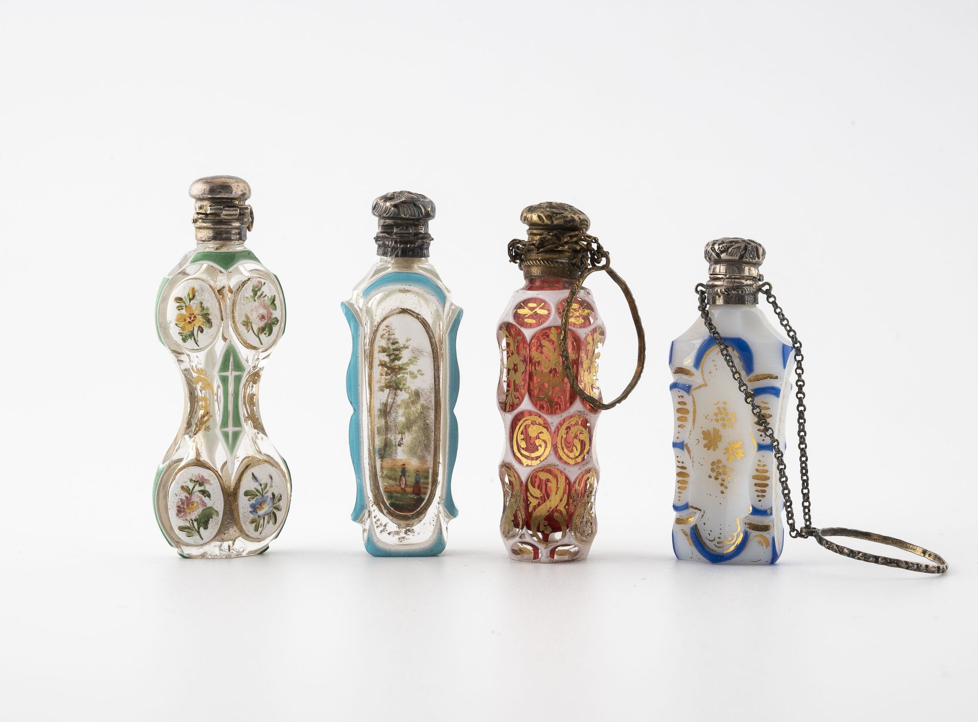 FRANCE, seconde moitié du XIXème siècle 四个小盐瓶，瓶身覆盖着水晶。

- 两个有三层的身体：无色、白色和绿色或浅蓝色的&hellip;