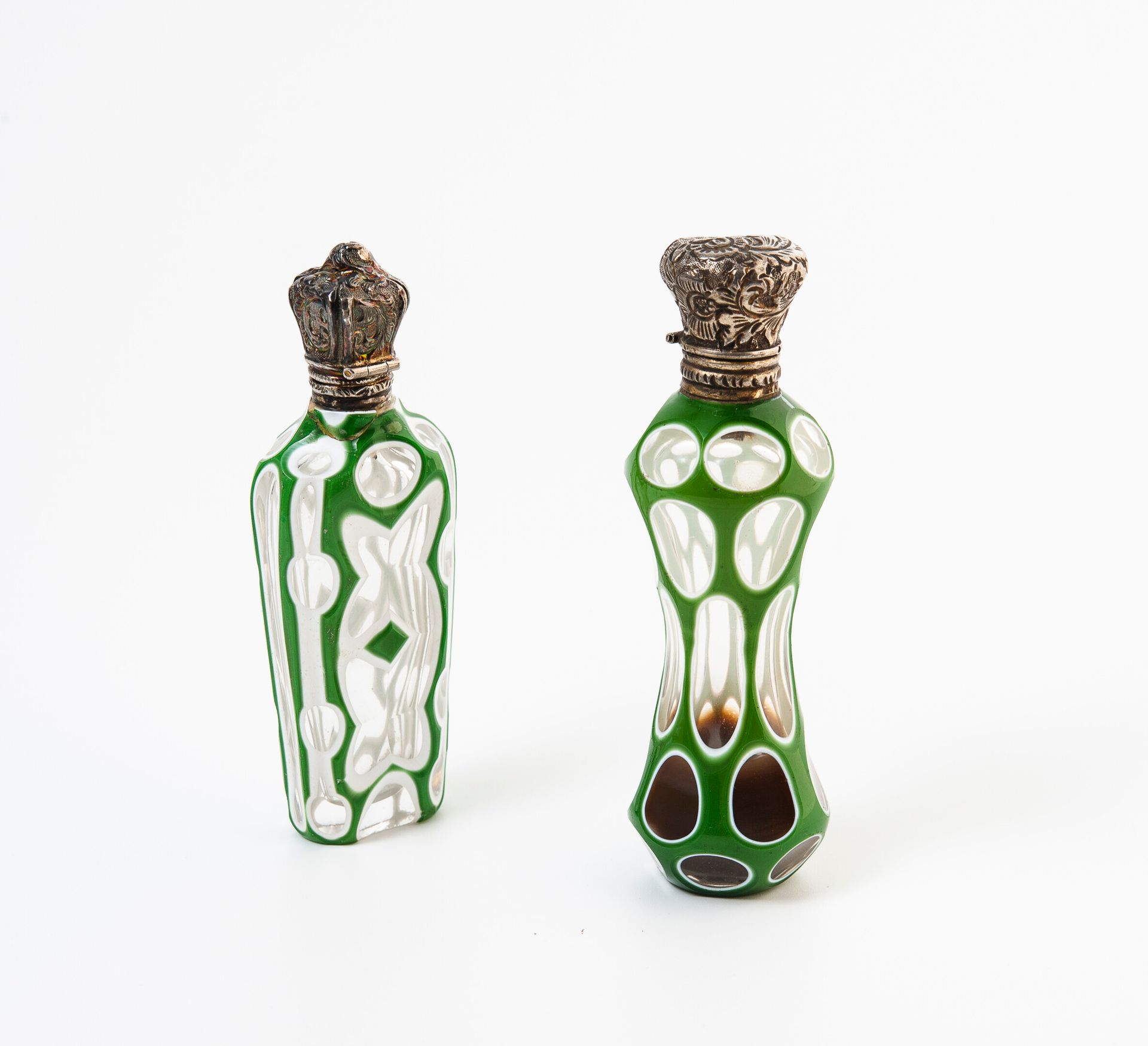 FRANCE, seconde moitié du XIXème siècle 两个盐瓶或香水瓶，无色、白色和绿色的不透明覆膜水晶体。

银质（800/野猪头）&hellip;