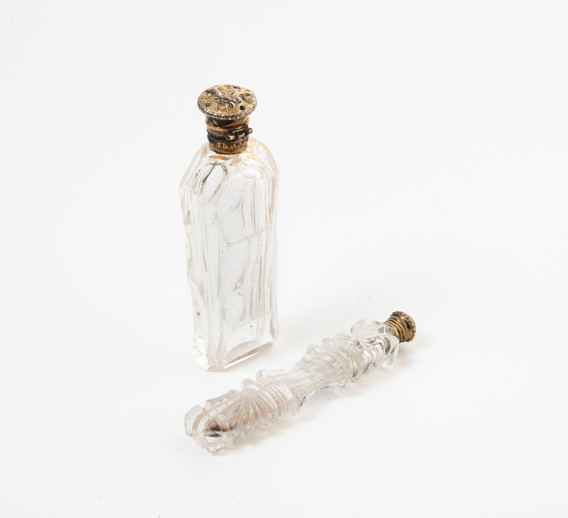 FRANCE, XIXEME SIECLE Dos frascos de sal o perfume con cuerpos de cristal incolo&hellip;