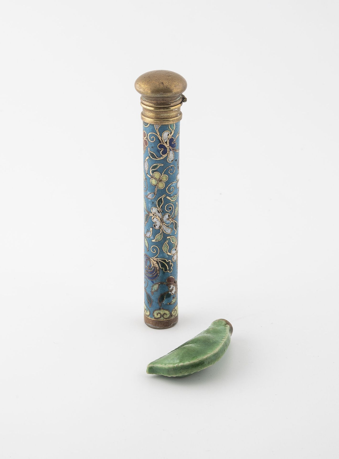 CHINE, début du XXème siècle 两瓶:

- 一个用于香水或盐，黄铜主体和景泰蓝珐琅的蓝底花卉装饰。

铰链式塞子，普通。

H.9.&hellip;