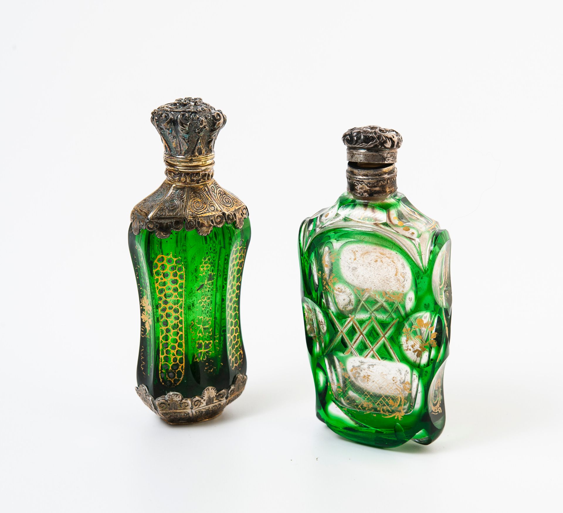FRANCE, seconde moitié du XIXème siècle 两个盐瓶。

- 一个是绿色的有色水晶体，上面装饰着金色的帕子和卵石。

- 一&hellip;