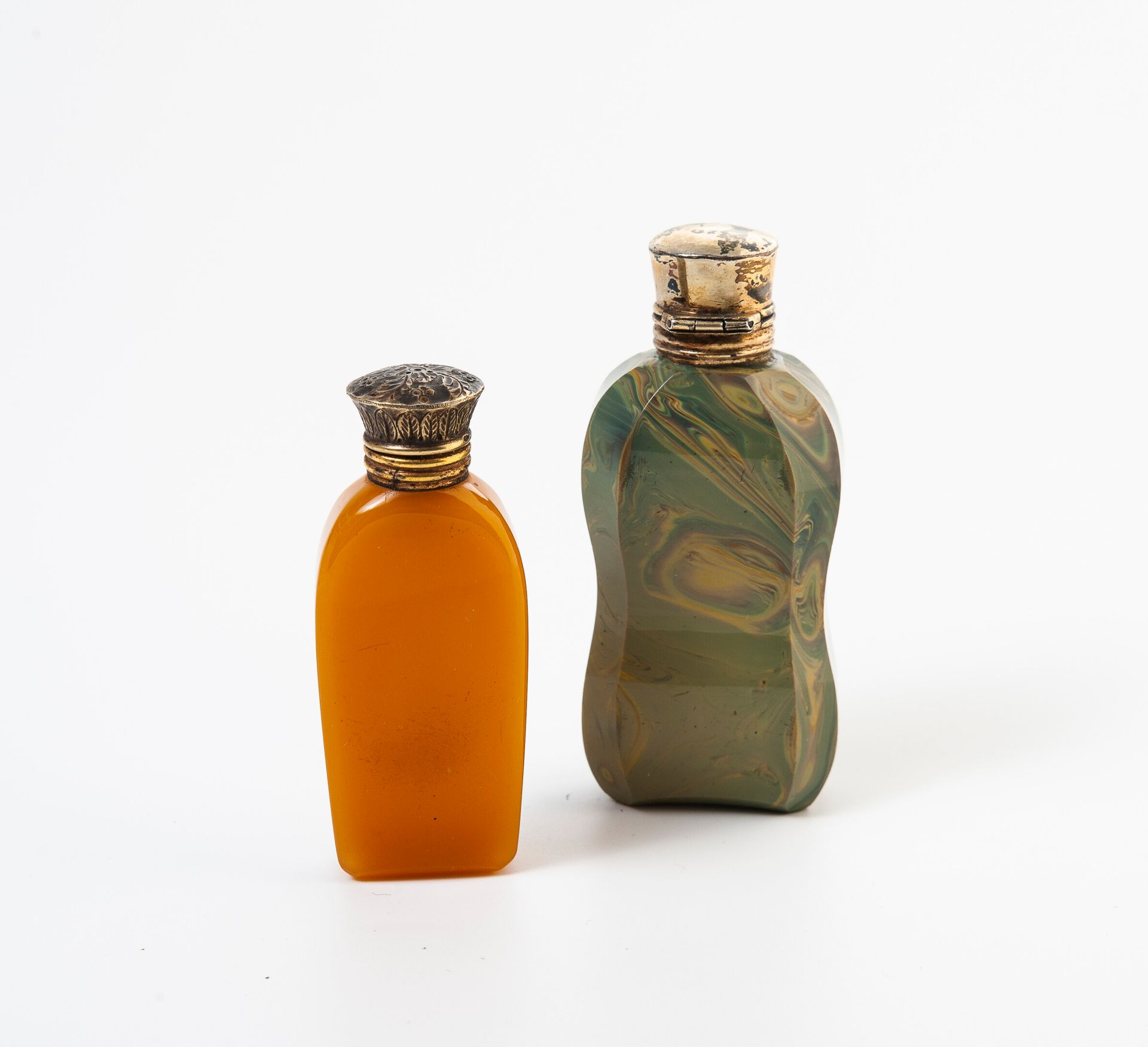 FRANCE, première moitié du XIXème siècle 一套两个瓶子，琥珀色或绿黄色玛瑙色的玻璃体。

银质(800)鎏金底座和铰链式&hellip;