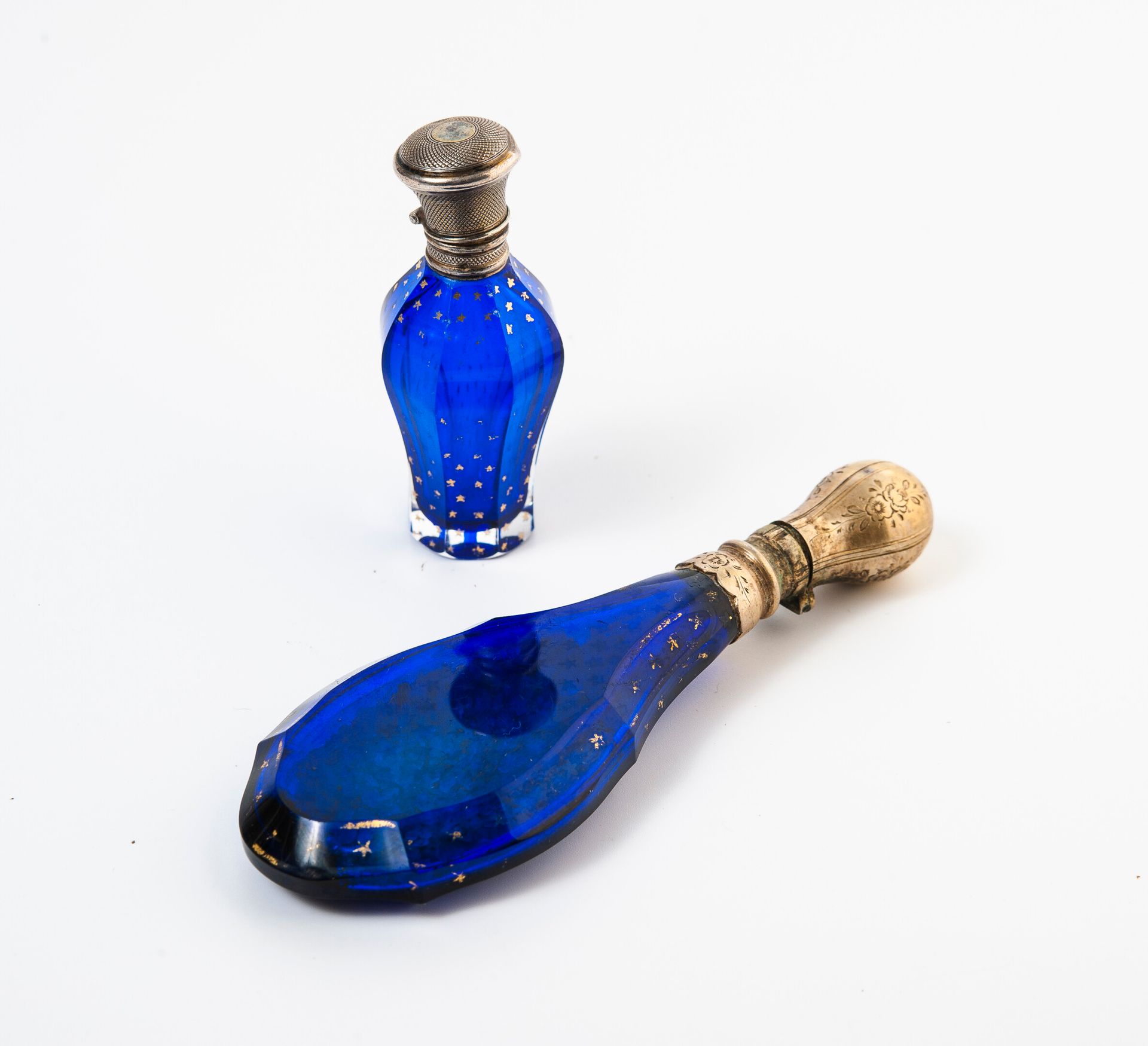 FRANCE, seconde moitié du XIXème siècle 两个盐瓶，蓝色调的水晶体和金色的小星星。

银制(800/野猪头)铰链座和带玑镂&hellip;