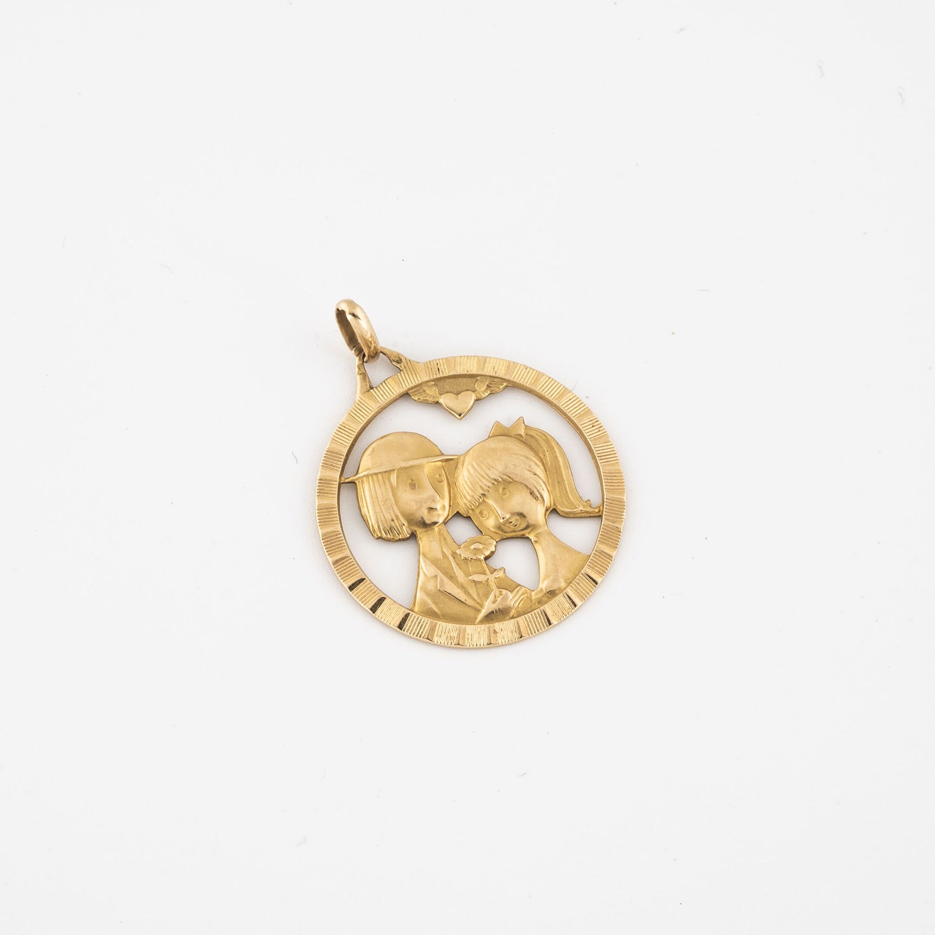 Null Peynet设计的 "Les amoureux "黄金圆形奖章（750）。

标有一个鹰头。

重量：3,7克。- 直径：2.3厘米。

因使用而产生&hellip;
