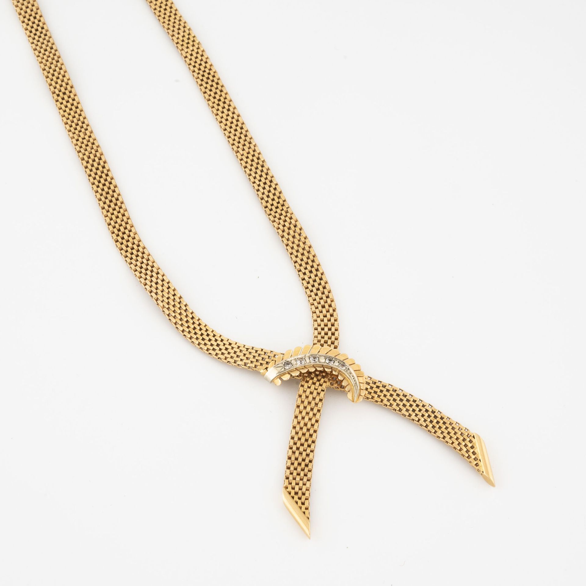 Null 黃金（750）平鏈條項鍊，領口打結為葉子圖案，以種子鑲嵌的圓形切割鑽石裝飾。

带安全链的棘轮扣。 

毛重：38.7克。- 长度：45厘米。 

刮&hellip;