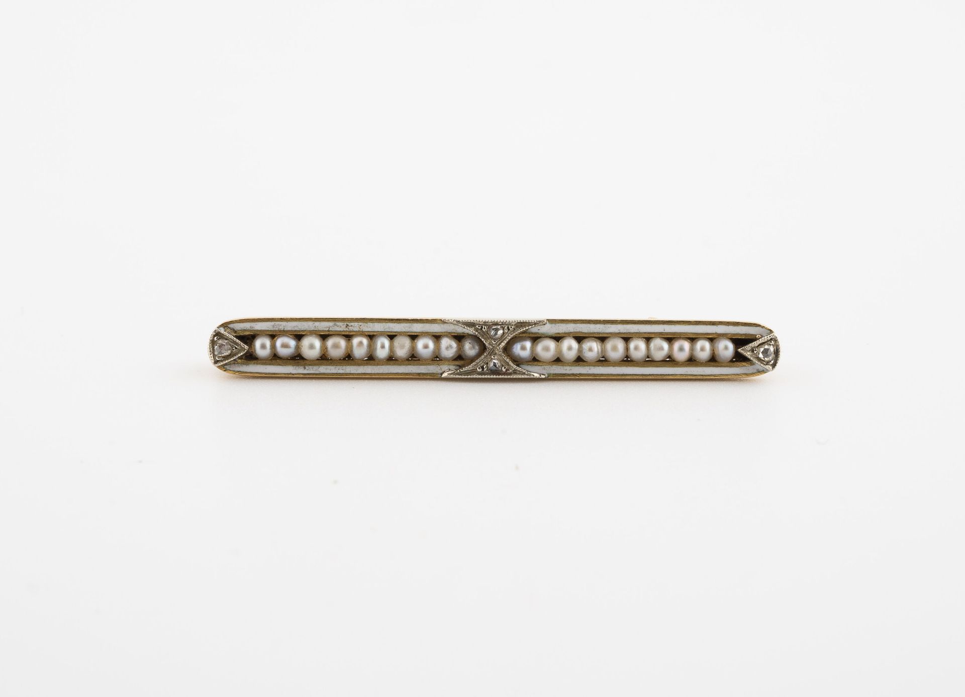Null 黄金（750）发夹胸针，镶嵌有白色珐琅网和一排白色珍珠种子，并以种子镶嵌的玫瑰切割钻石作为点缀。

黄K金（750）针。

毛重：2.9克。- 长度：&hellip;