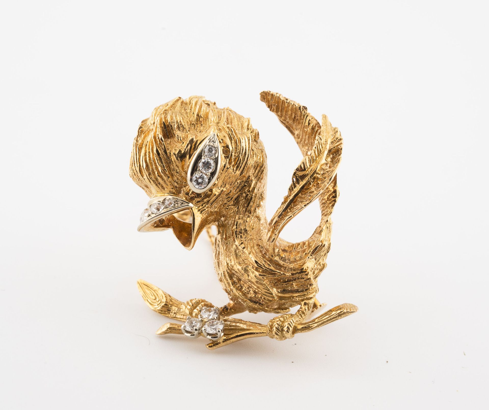 Null 黄金（750）鸟类胸针，张着嘴，眼睛镶嵌着明亮型和老式切割钻石。

黄金（750）针，带链条和安全别针。

毛重：22.8克。- 高度：3.7厘米。
&hellip;