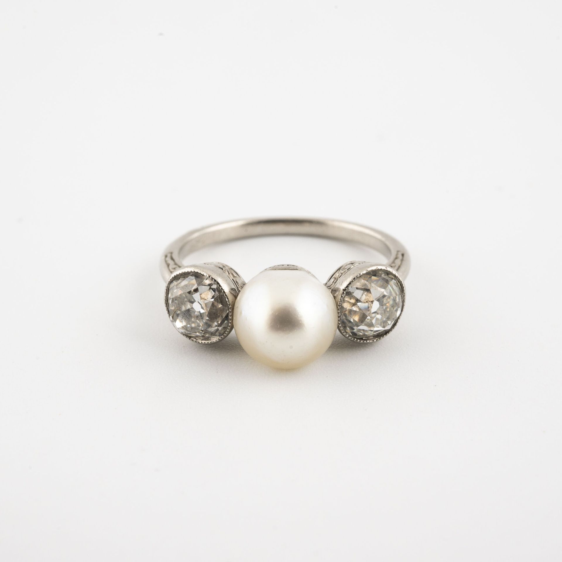 Null 一枚以白色纽扣珍珠为中心的铂金（850）戒指，可能是精品（？

毛重：3.8克。- 手指大小：48。

刮伤。