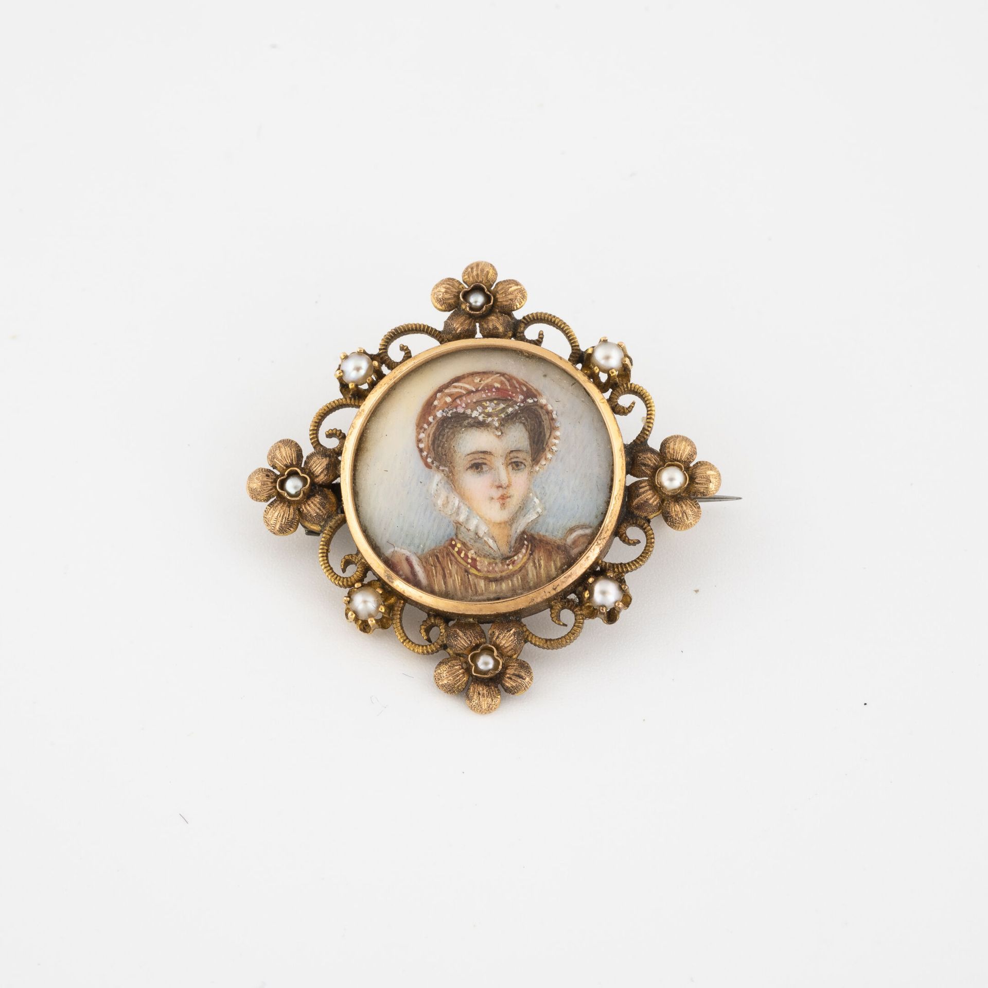 Null 黄金（750）和白色马贝珍珠的小胸针，中心是一个文艺复兴风格的年轻女子半身像的徽章，在花的框架中。

反面有白色珍珠母板。

金属销。

毛重：5.2&hellip;