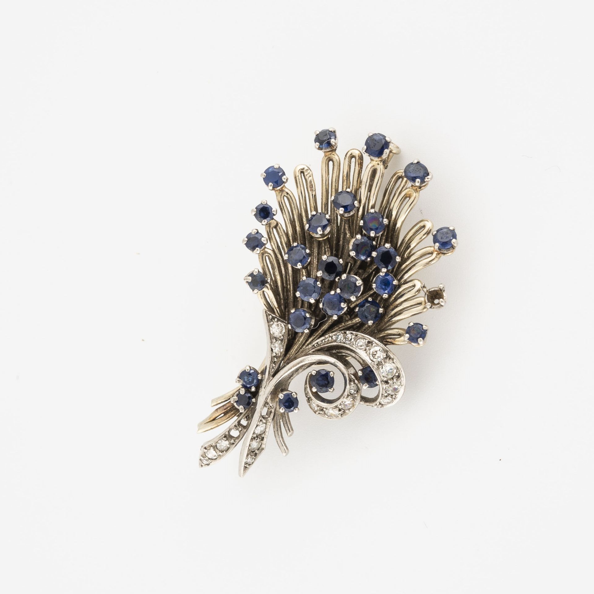 Null 白金（750）和铂金（850）丝状胸针，镶有圆形刻面的天然或合成蓝宝石，并以爪状或粒状的圆形刻面白宝石点缀。

白金针（750）。

毛重：15.7克&hellip;