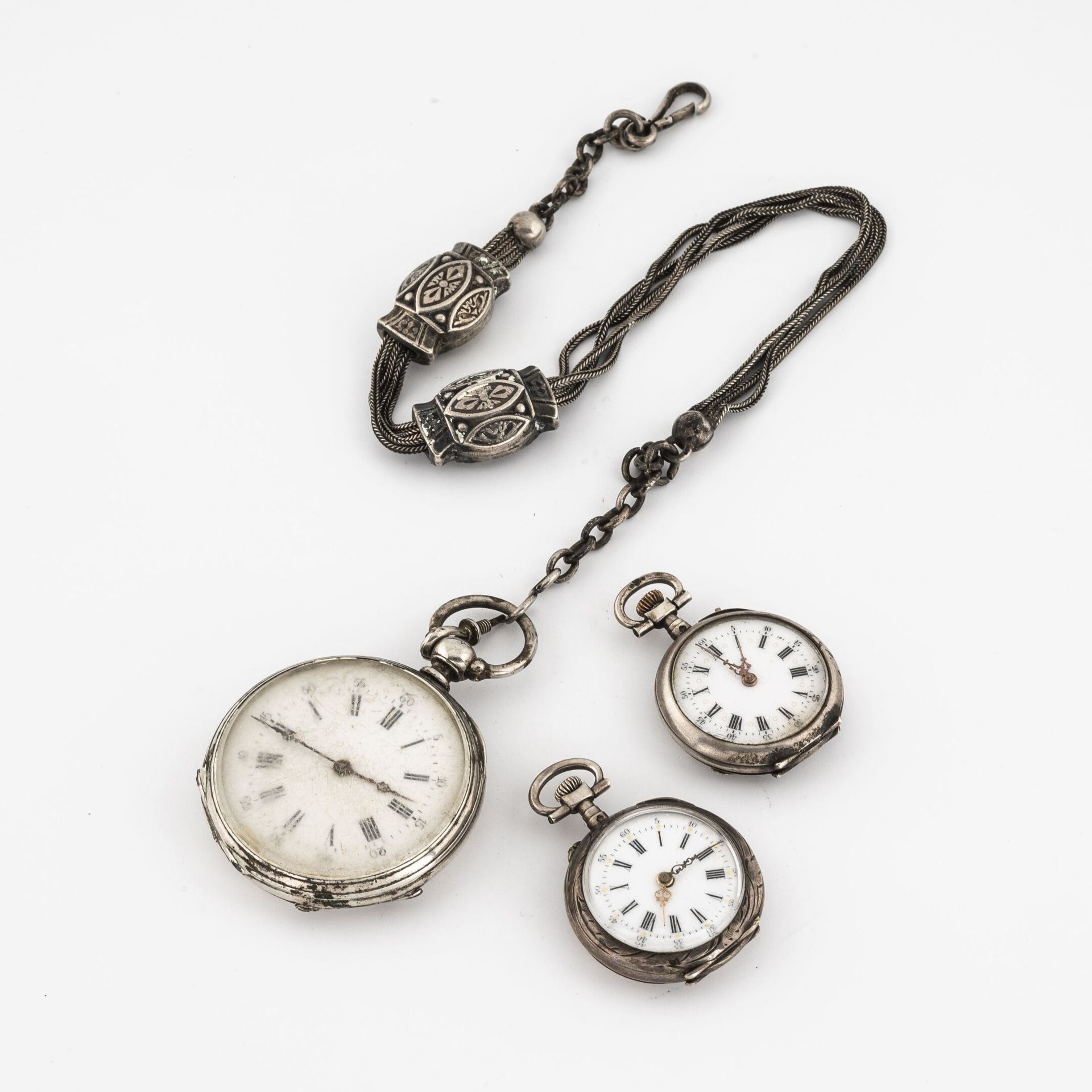 Null 
Silberlot (800) bestehend aus einer Taschenuhr und zwei Halsuhren.





AN&hellip;