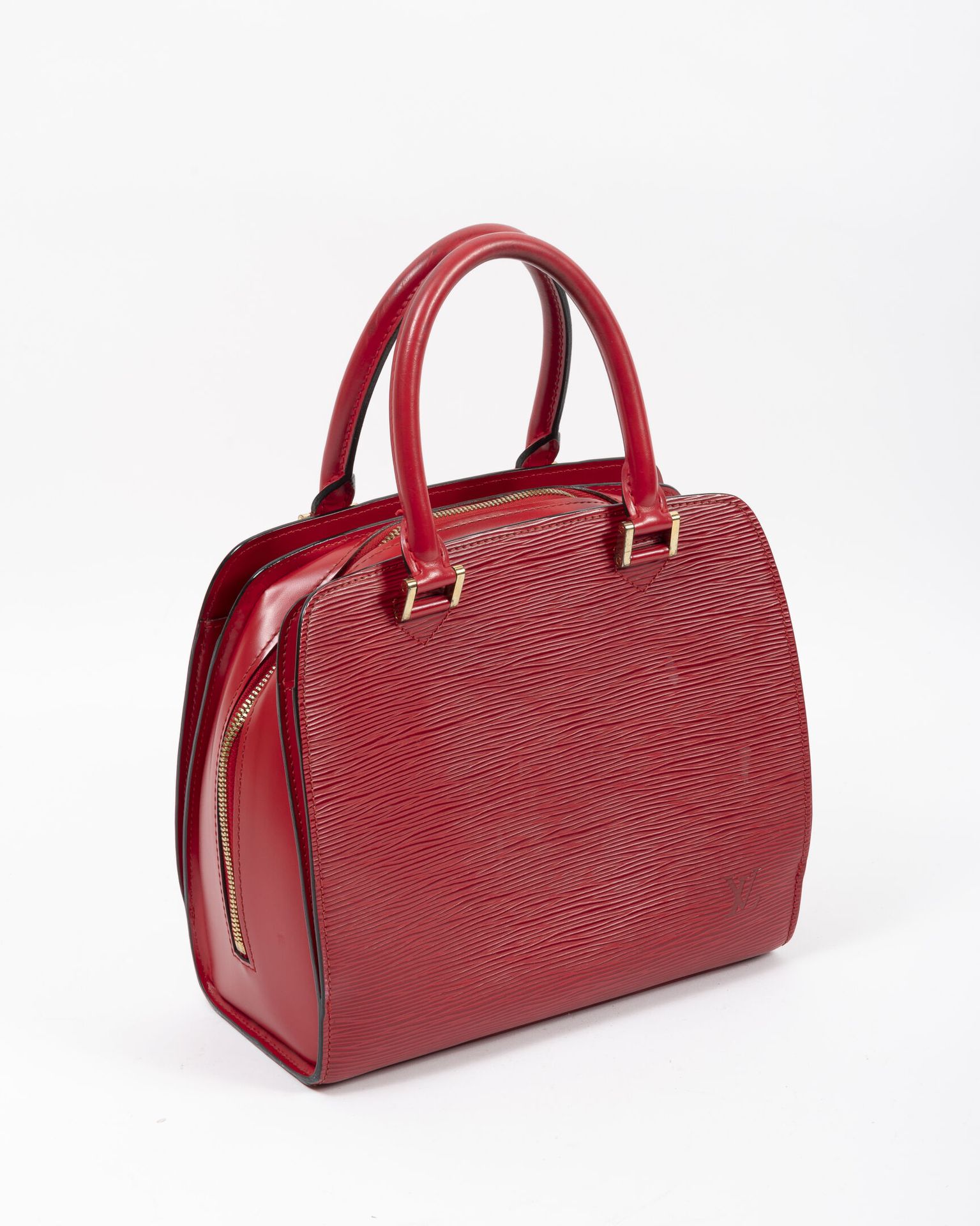 LOUIS VUITTON Tasche mit zwei Griffen, 24 cm, aus Epi-Leder und rotem Leder. 

V&hellip;