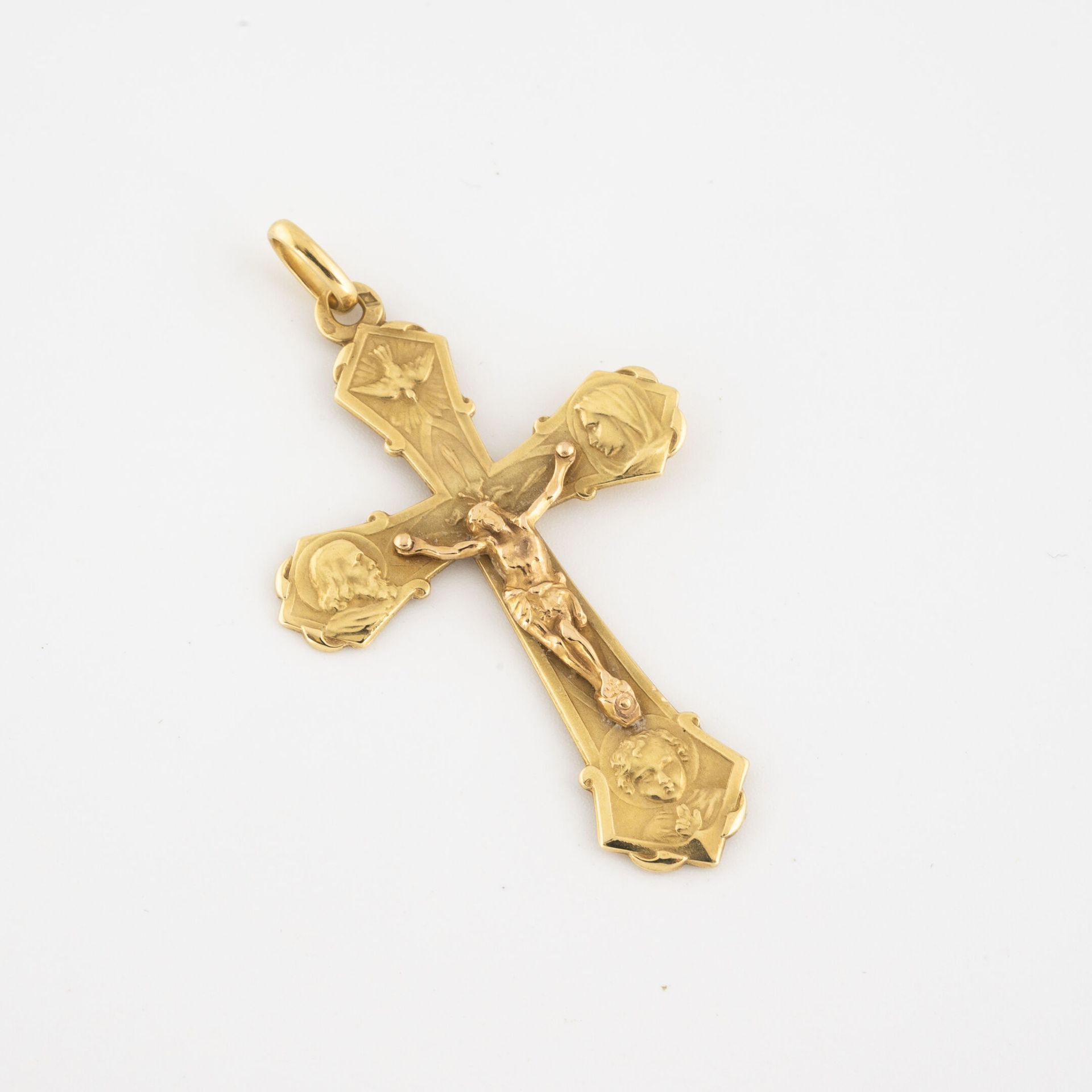 Null Pendentif croix en or jaune (750).

Poids : 5 g. 

Chocs.