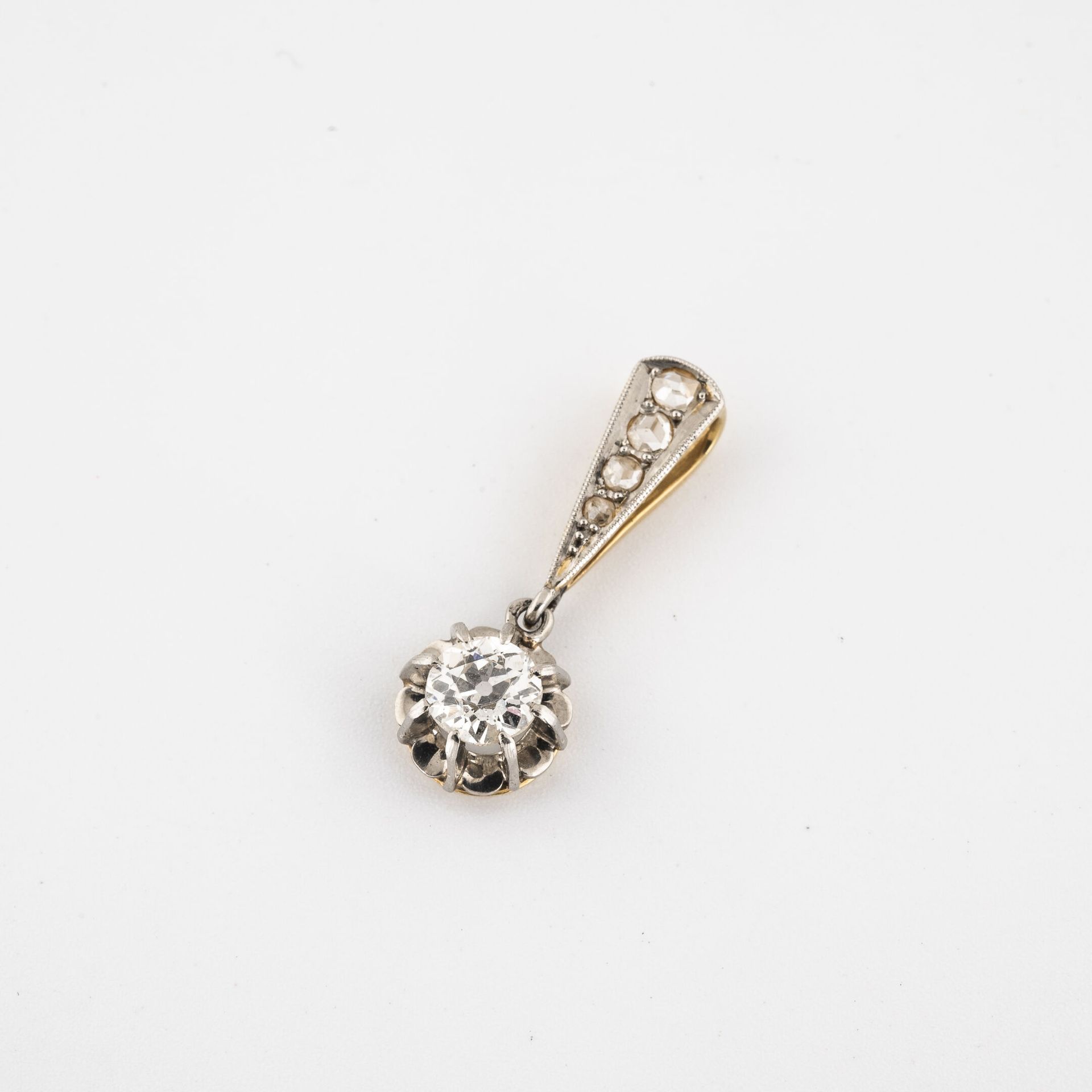 Null 小型黄金和白金（750）吊坠，镶有爪形老式切割钻石。

环状物上镶嵌着玫瑰式切割的钻石，采用种子式镶嵌。

主钻石的大约重量：0.25-0.35克拉。&hellip;
