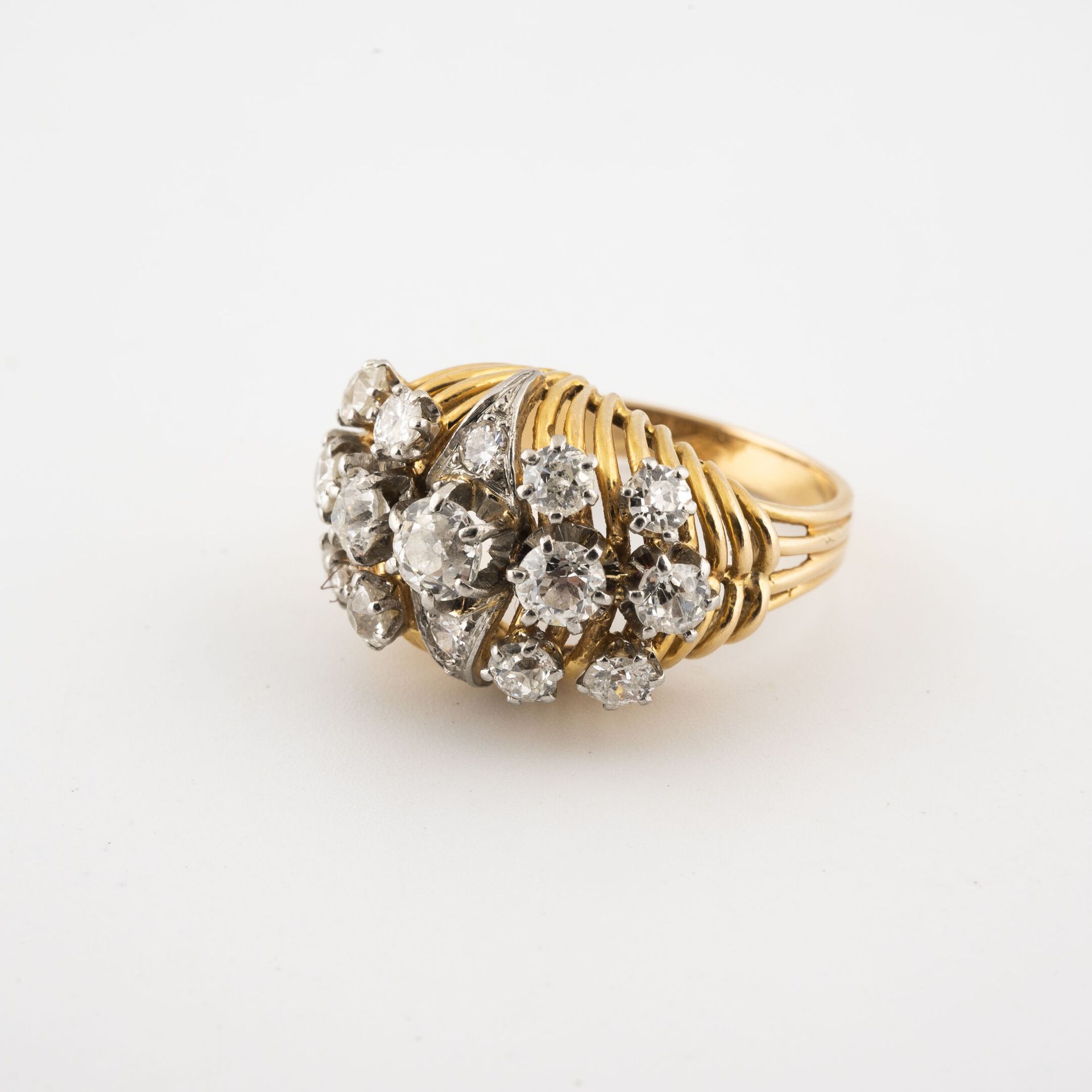 Null 黄金（750）花丝戒指，在铂金（850）上用种子和爪子镶嵌老式和明亮式切割钻石。

毛重：7.7克。- 手指大小：52.5。

刮痕、破损，包括中央的&hellip;