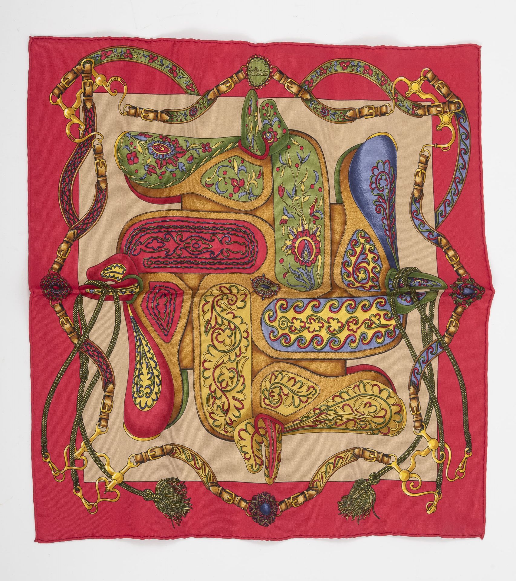 HERMES Paris, 小型印花丝质斜纹布手包，带马鞍设计，标题为 "节日"，紫红色边框。

42 x 42厘米。

带盒子的房子（磨损）。
