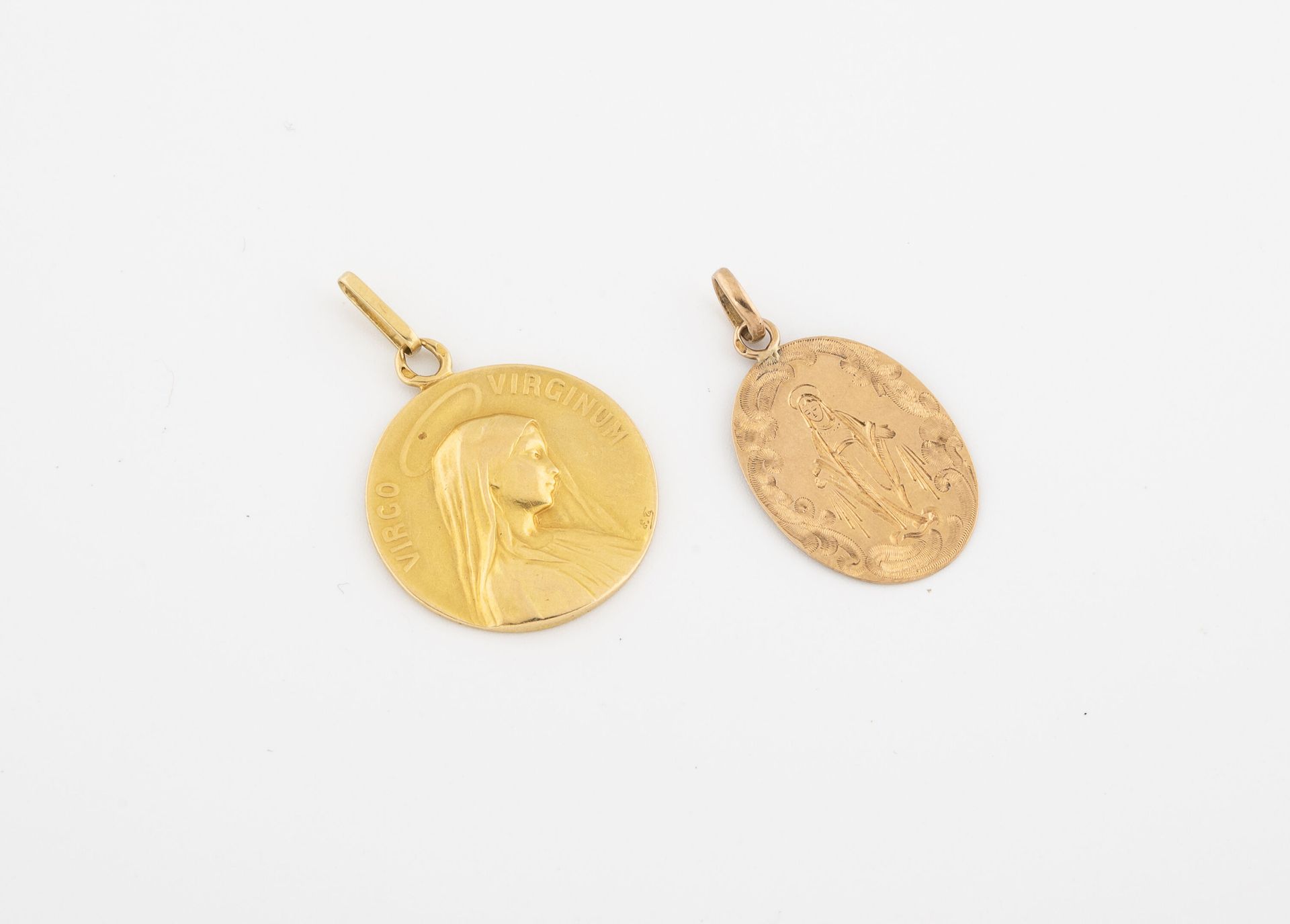 Null Lot of two religious medals in yellow gold (750). 

Total weight : 5.7 g. 
&hellip;