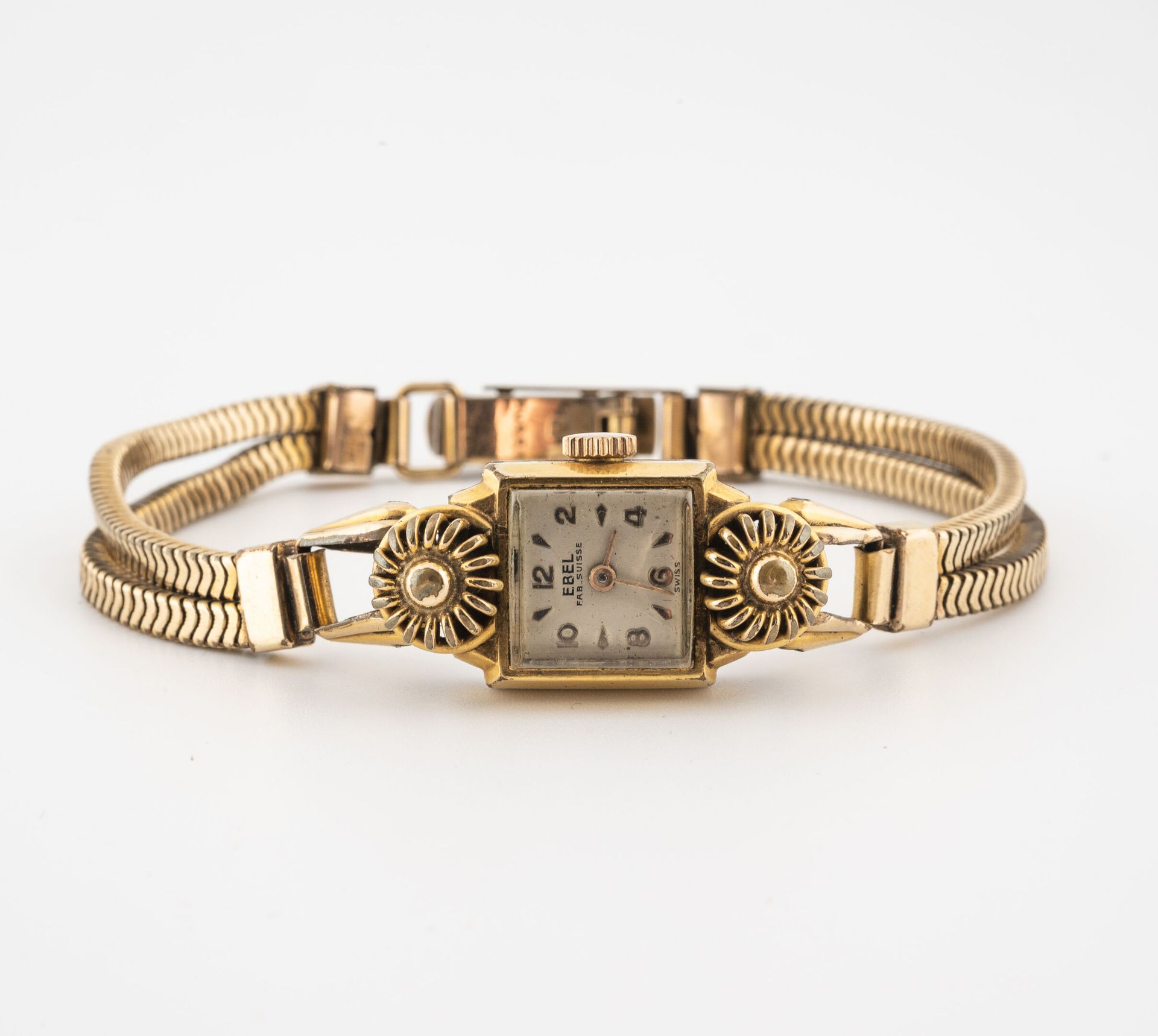 EBEL Montre bracelet de dame en métal doré et acier.

Boîtier carré orné d'un mo&hellip;