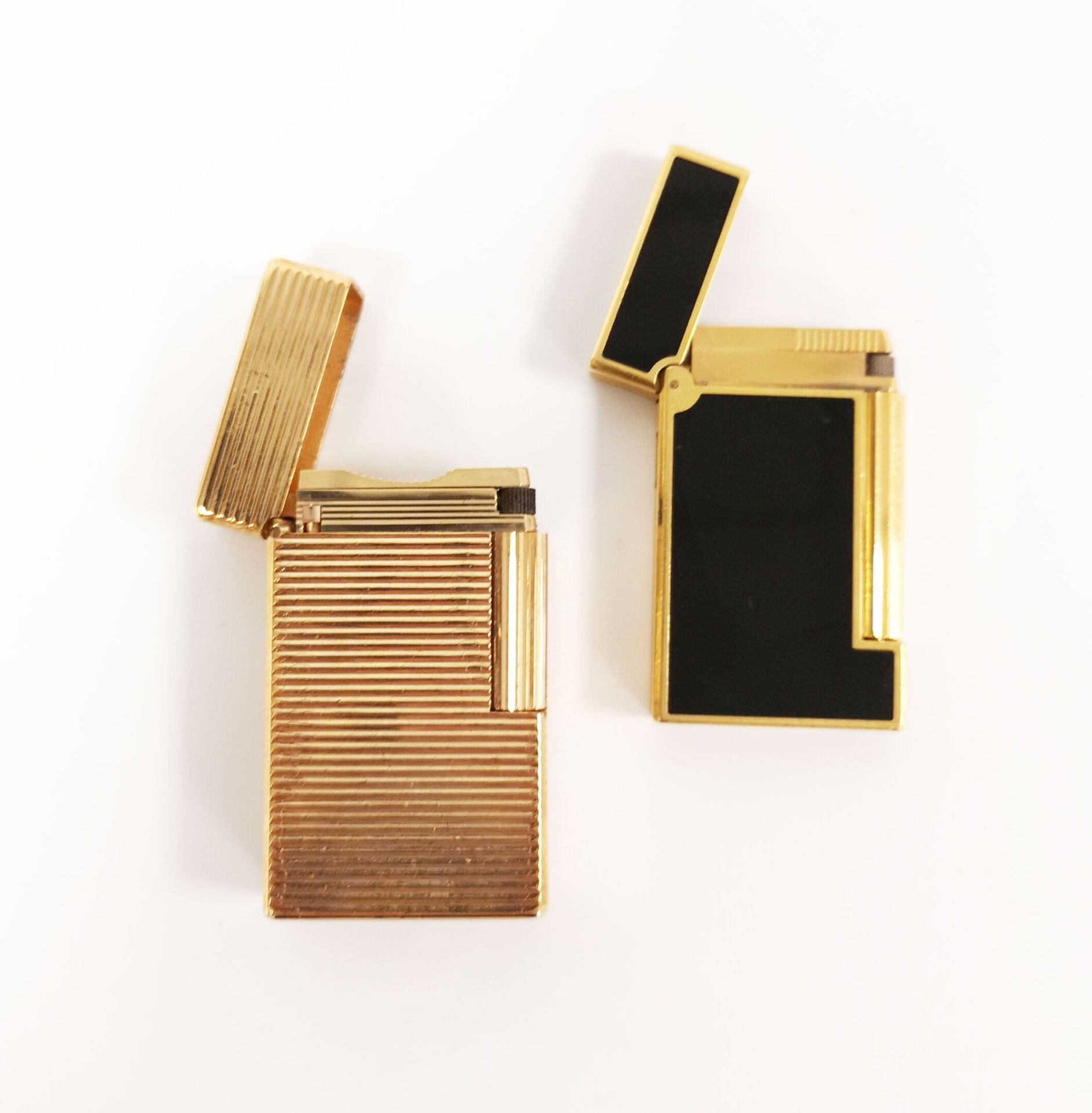 S. T. DUPONT Dos encendedores rectangulares :

- uno de metal dorado con ranuras&hellip;