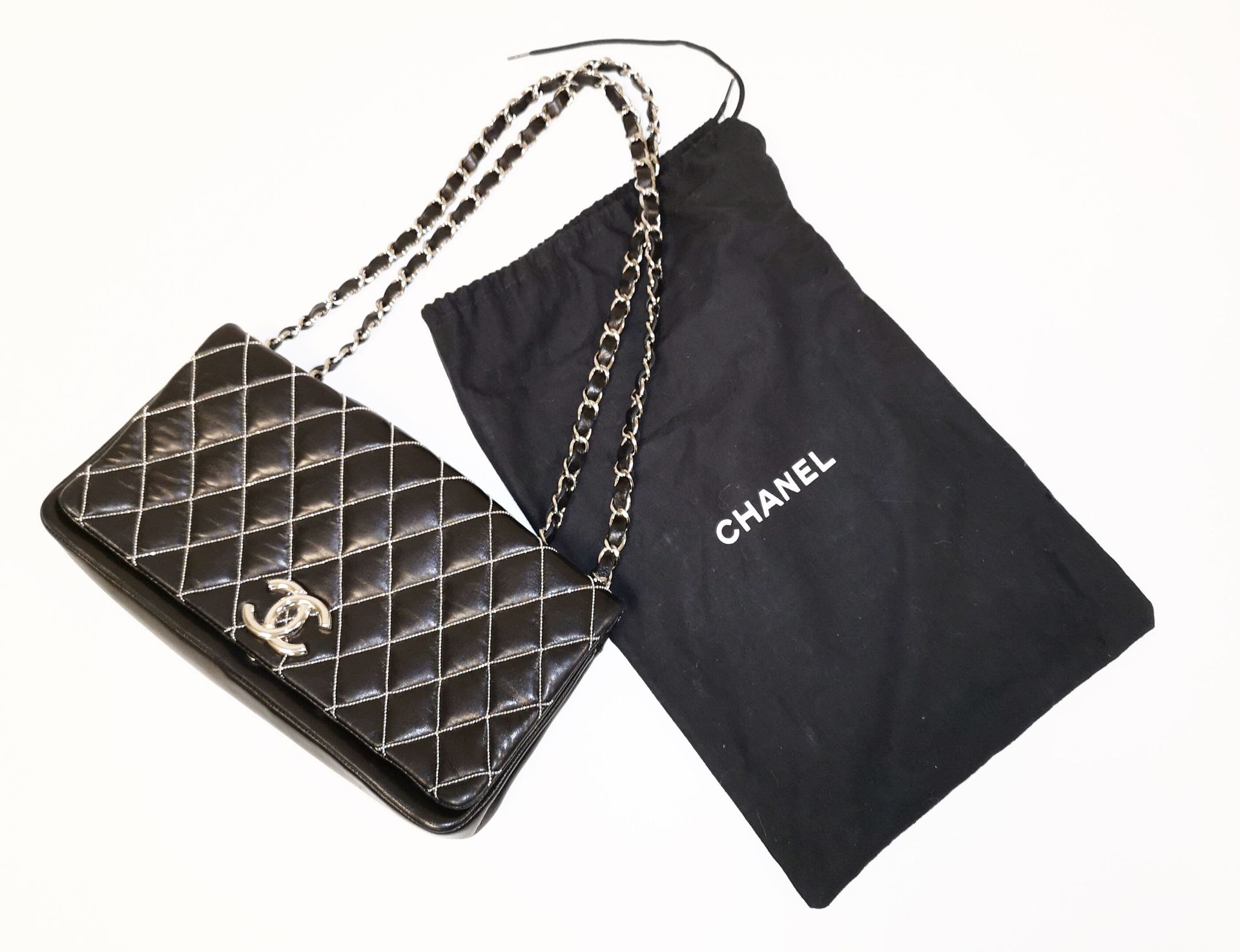 CHANEL Damentasche aus schwarzem Glattleder mit Nähten, die mit kleinen silberne&hellip;