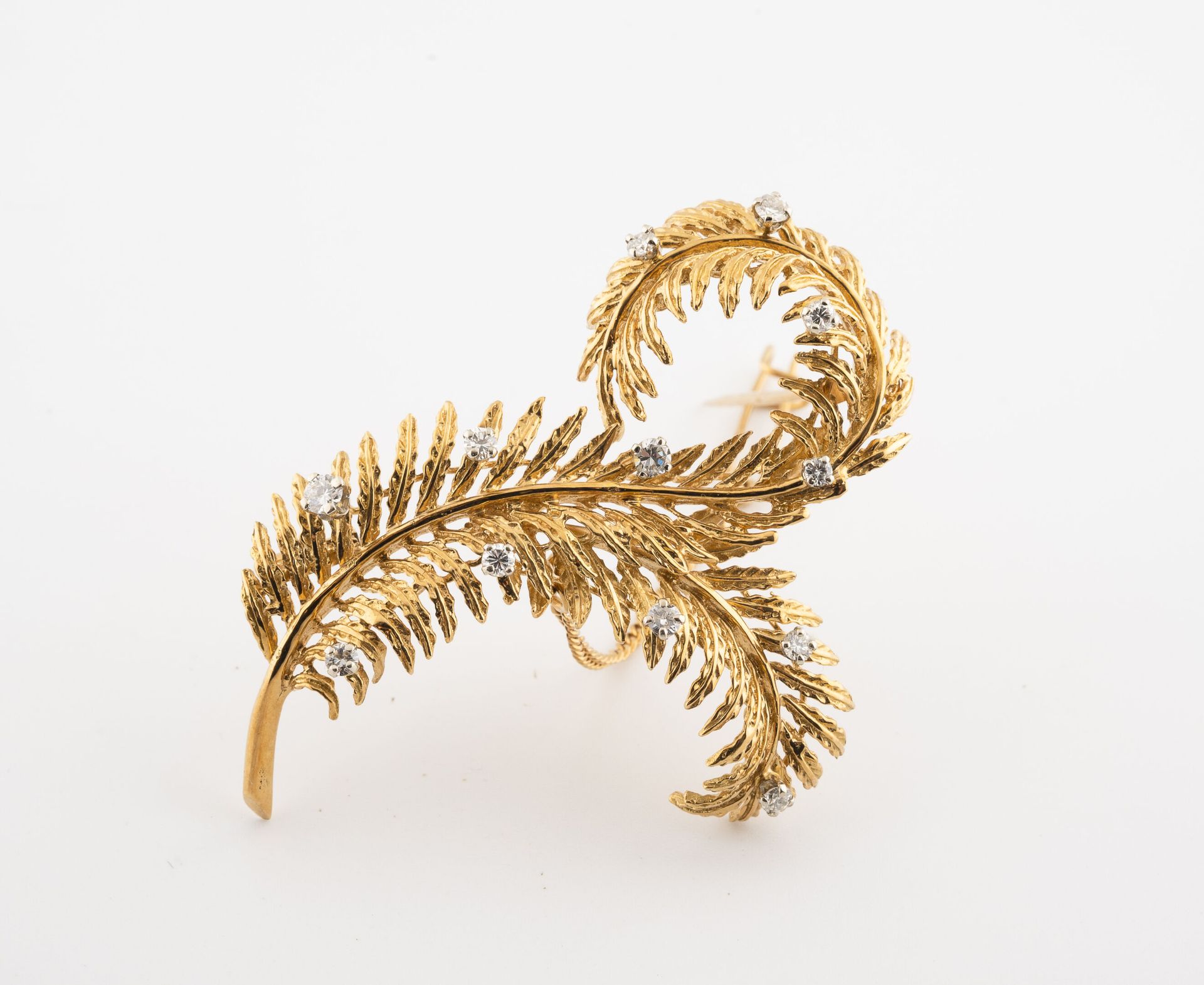 Null Leaf brooch in yellow gold (750) set with small brilliant-cut diamonds in c&hellip;