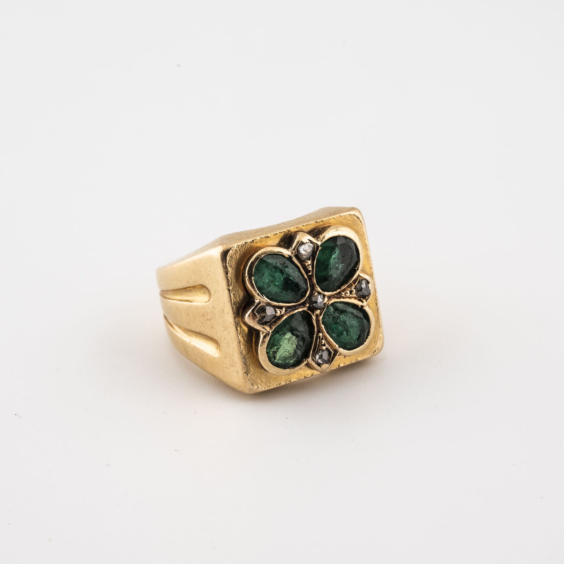 Null Yellow gold (750) signet ring centered on four pear-cut emeralds and rose-c&hellip;