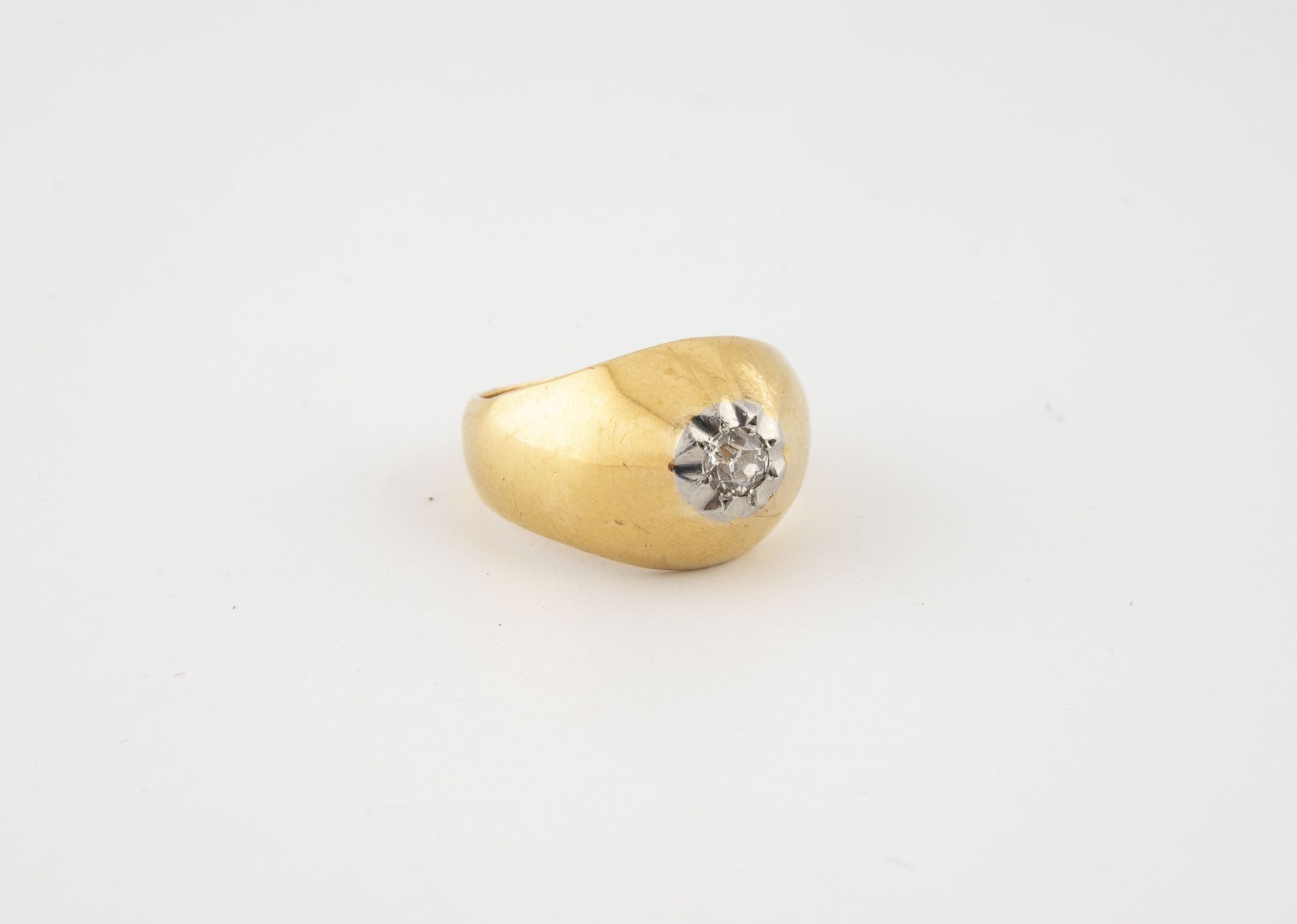 Null Yellow gold (750) signet ring centered on a half-brilliant old diamond in a&hellip;