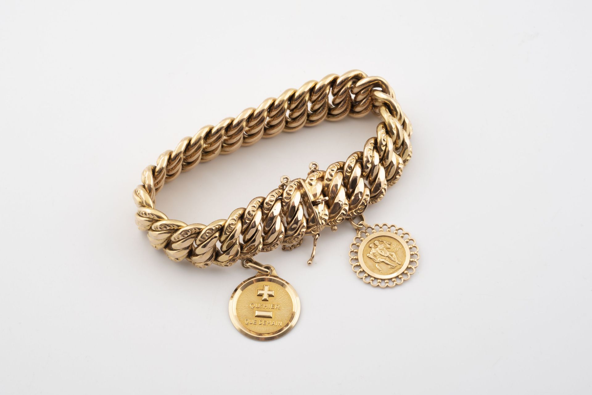 Null 黄金(750)手镯，有一个部分镂空的美国链接，上面有两个黄金(750)奖牌。

棘轮扣，有八个和安全链。 

重量：45.6克。- 手腕尺寸：18厘米&hellip;
