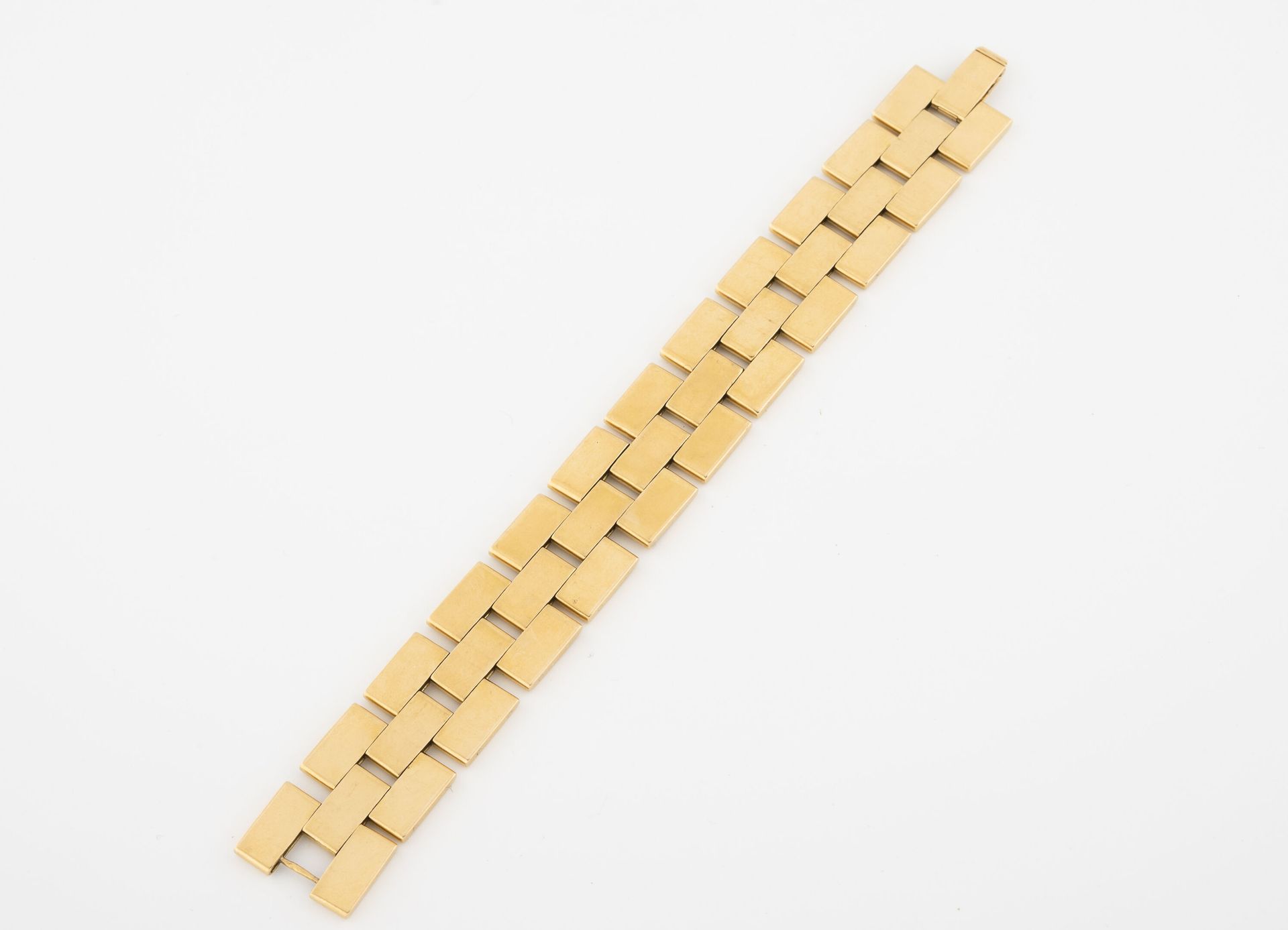 Null 黄金（750）手镯，有长方形的扁平链接。

扣子的扣子。

金匠的标志：A.?B.

重量：42.2克。- 长度：17厘米。

因使用而产生的划痕。