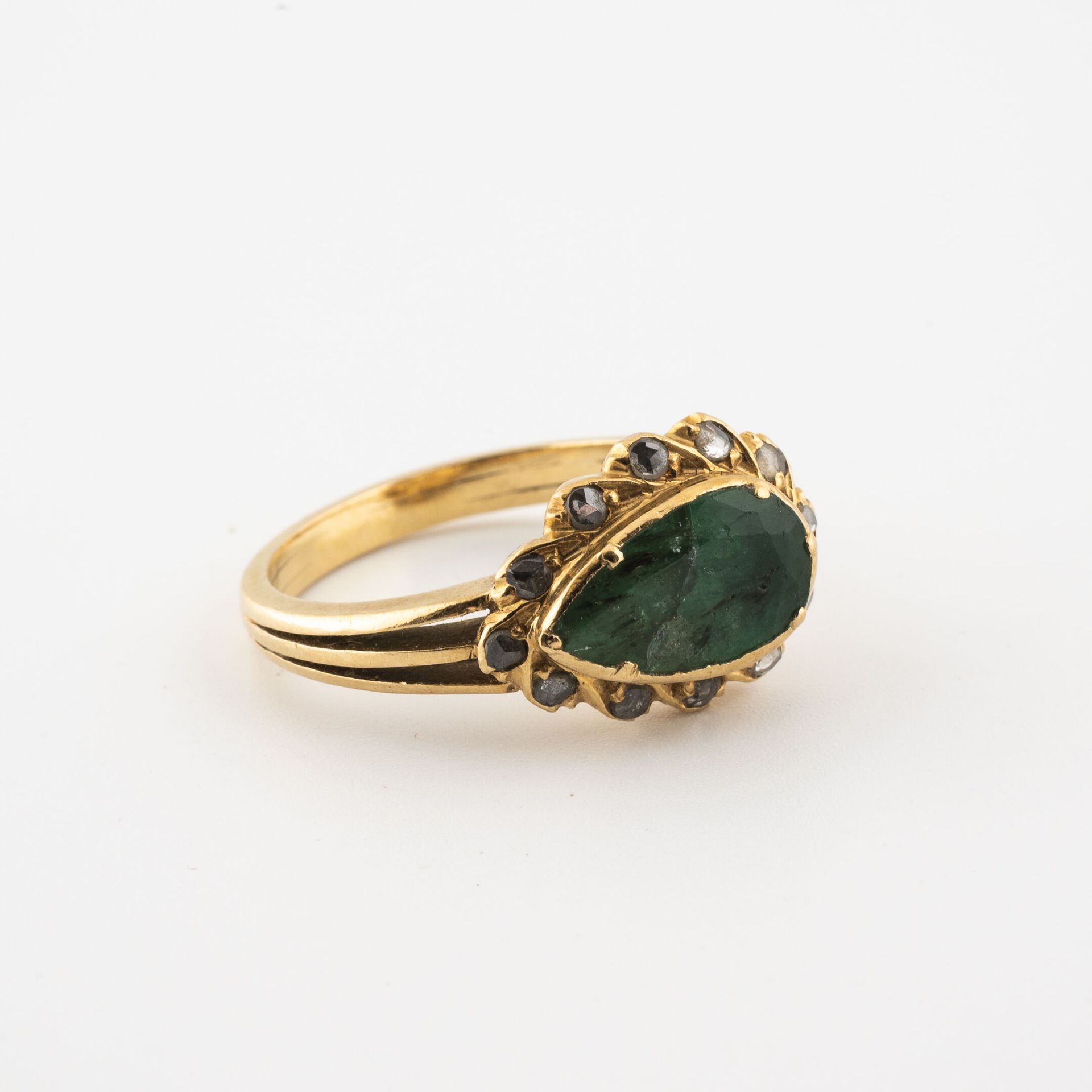 Null Yellow gold (750) ring set with a pear-shaped emerald root in a setting of &hellip;