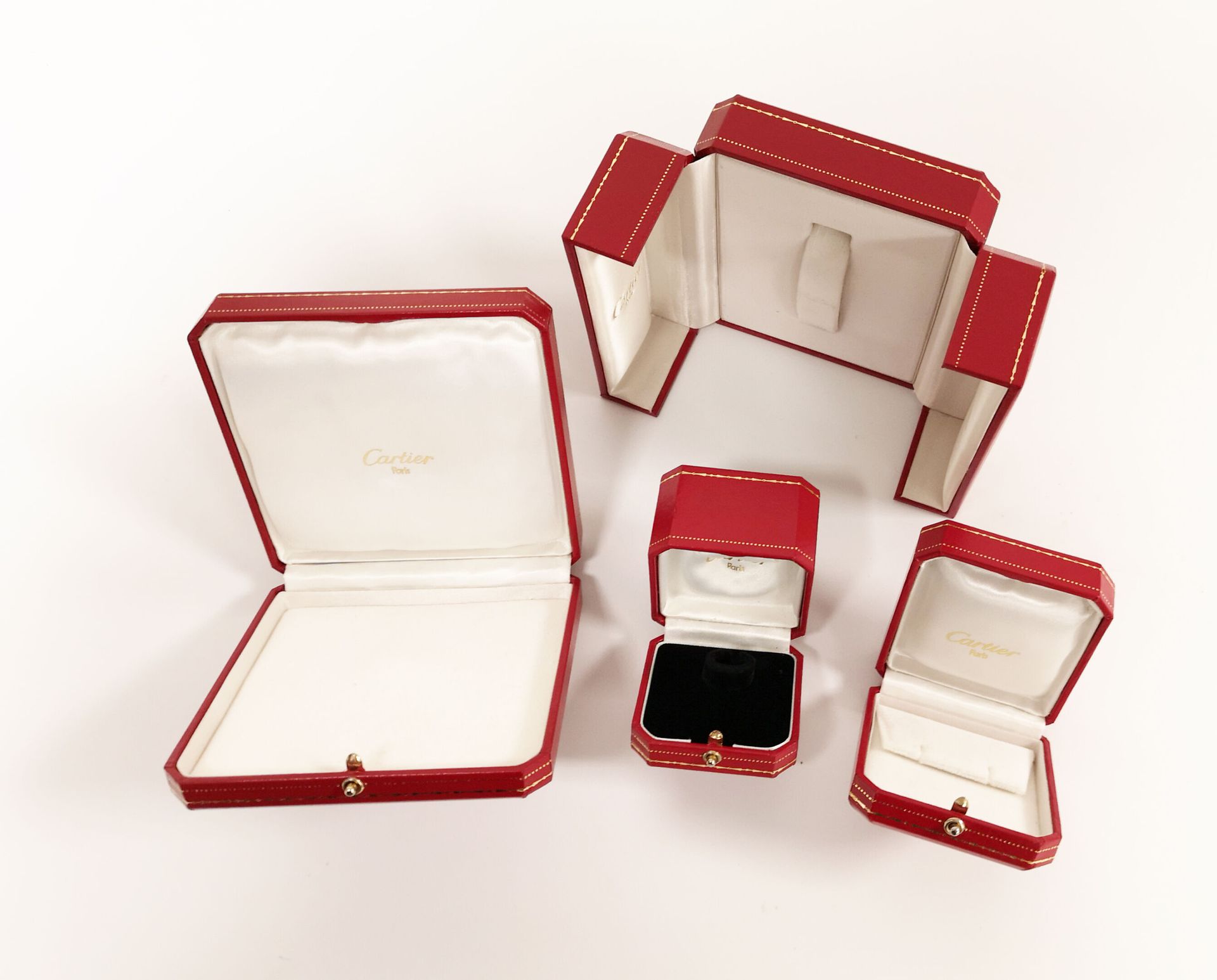 CARTIER Paris 一套四个箱子，可装戒指、耳环、项链和手表。

使用状况。