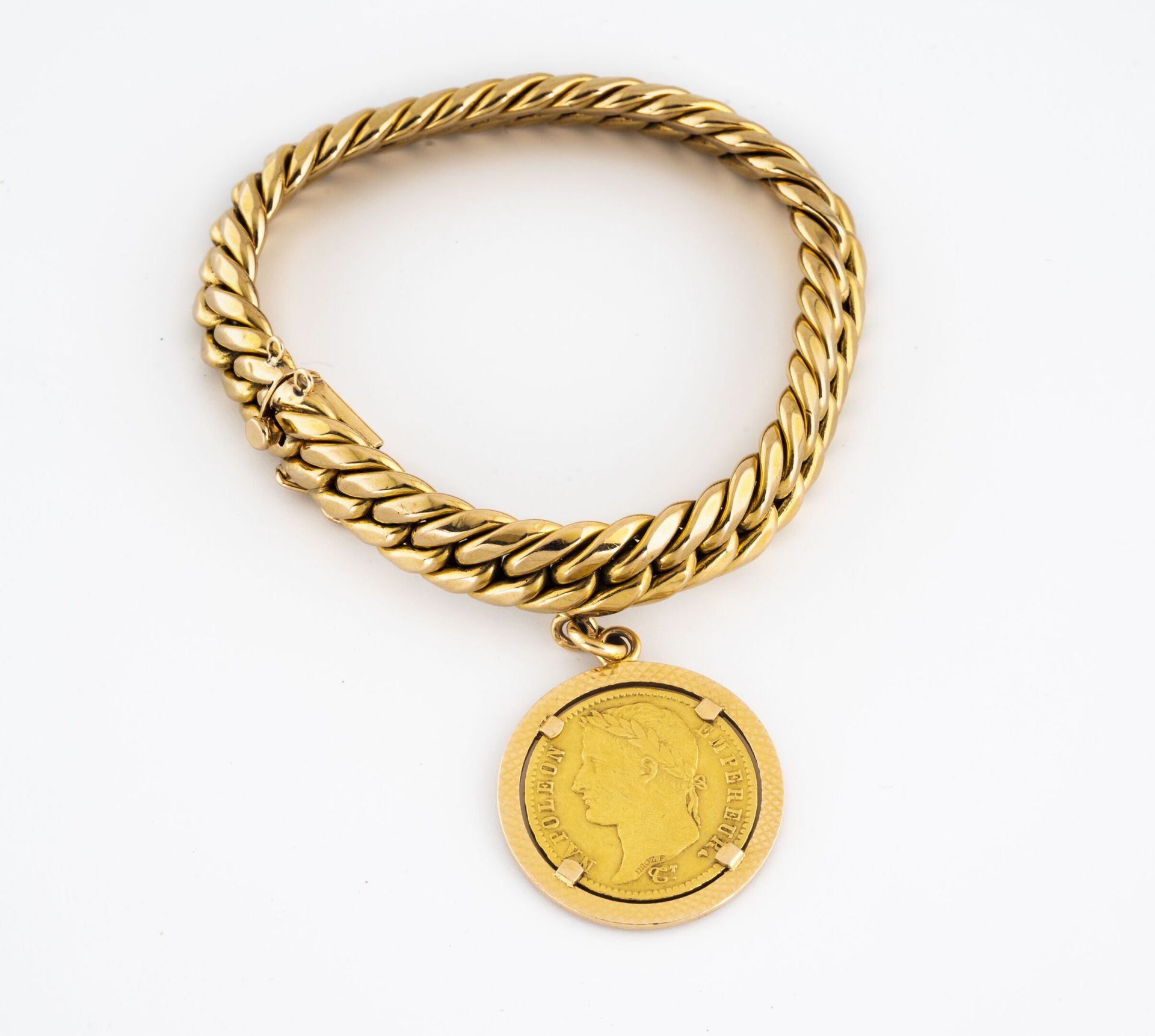 Null 黄金(750)手镯，有一个英式链接，持有一个黄金(750)吊坠，上面装饰着20法郎的金币，拿破仑1812年巴黎。

棘轮扣，有八个安全销。

总重量：&hellip;