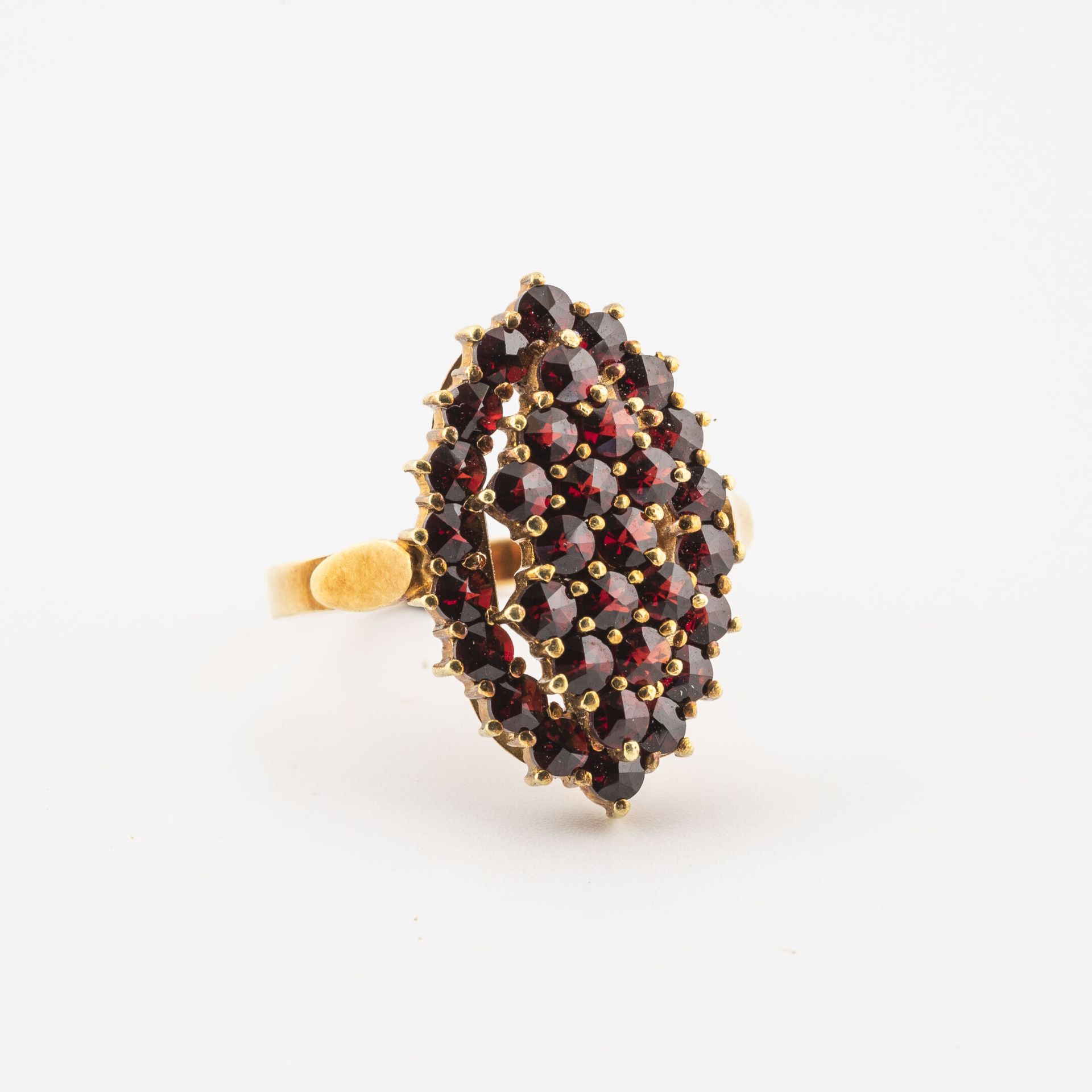 Null Yellow gold (750) marquise-shaped ring set with round faceted garnets in a &hellip;