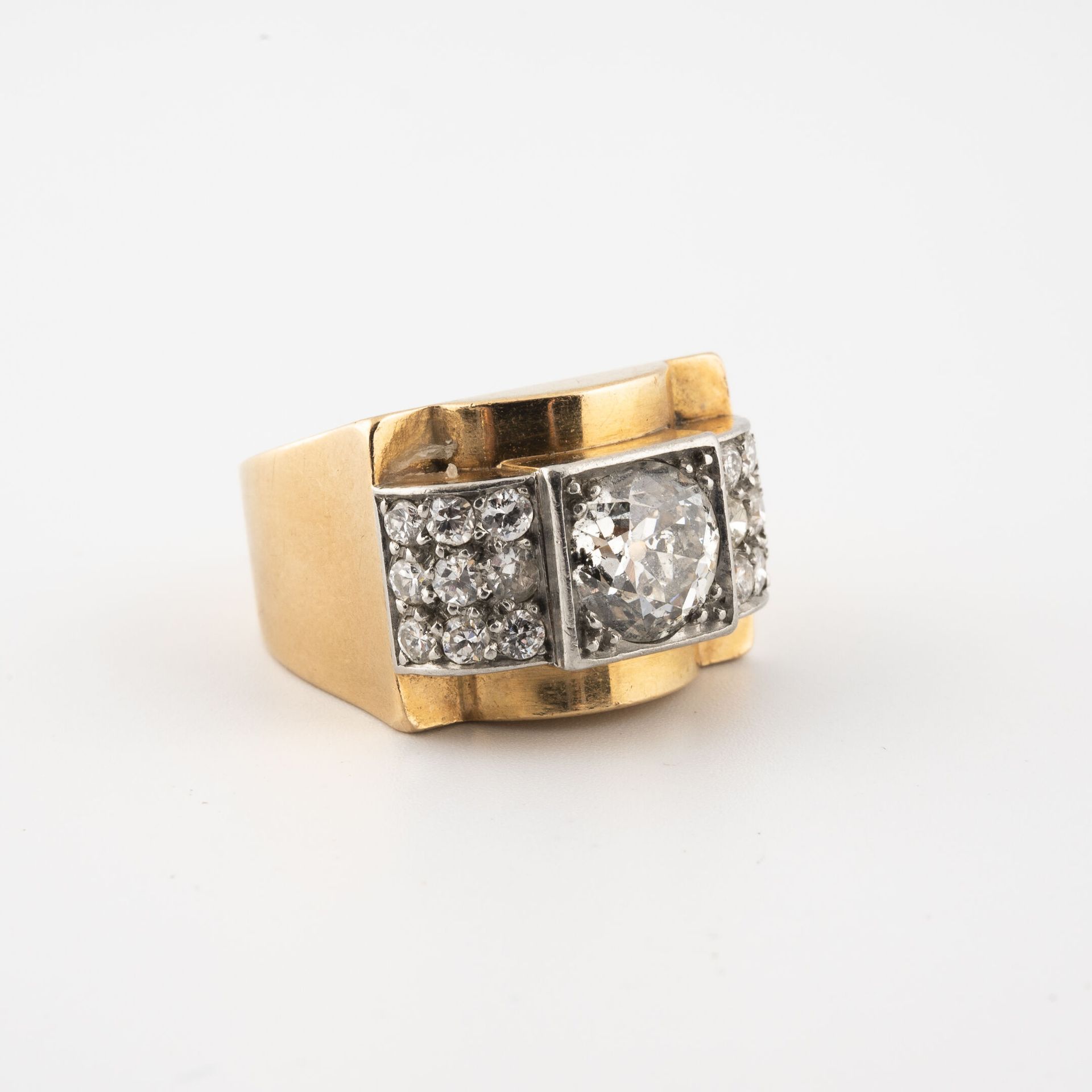 Null Yellow gold (750) tank ring with a brilliant-cut diamond set with two small&hellip;